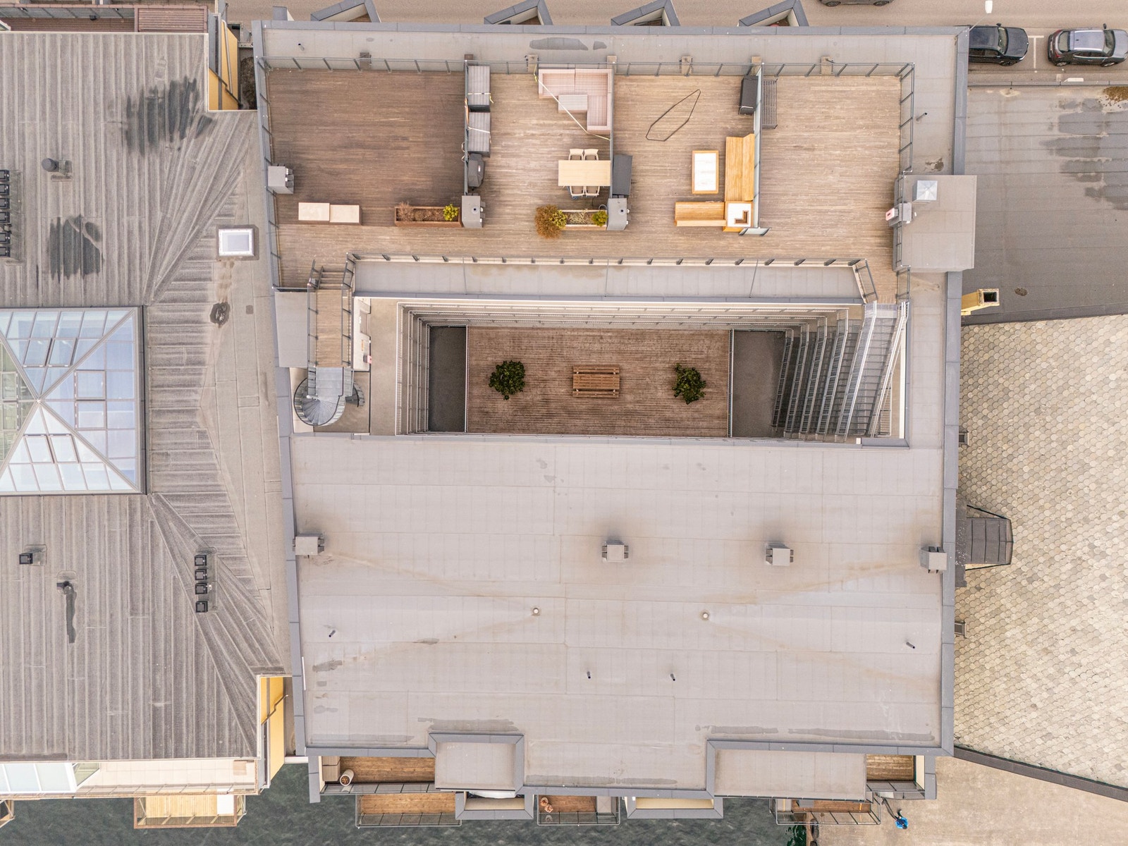 Tomten er opparbeidet med fortau og parkeringskjeller. Galleribilde