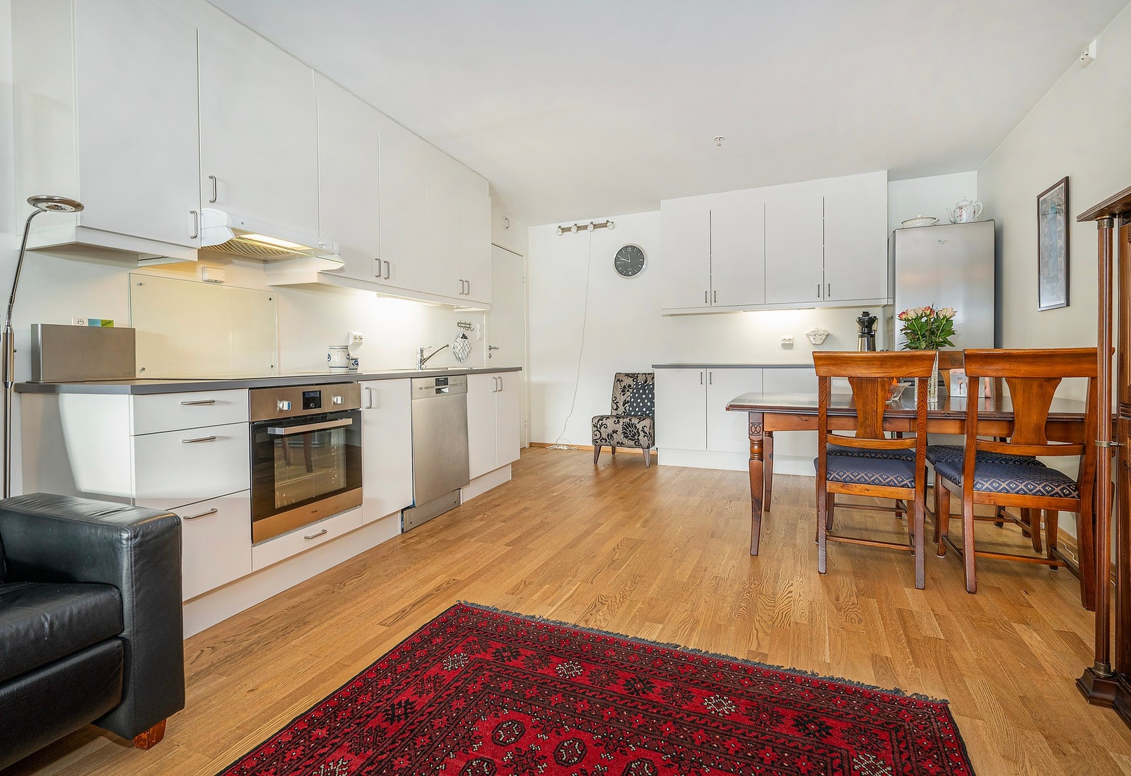 Kjøkkeninnredning med hvite fronter. Legg merke til takhøye overskap. Galleribilde