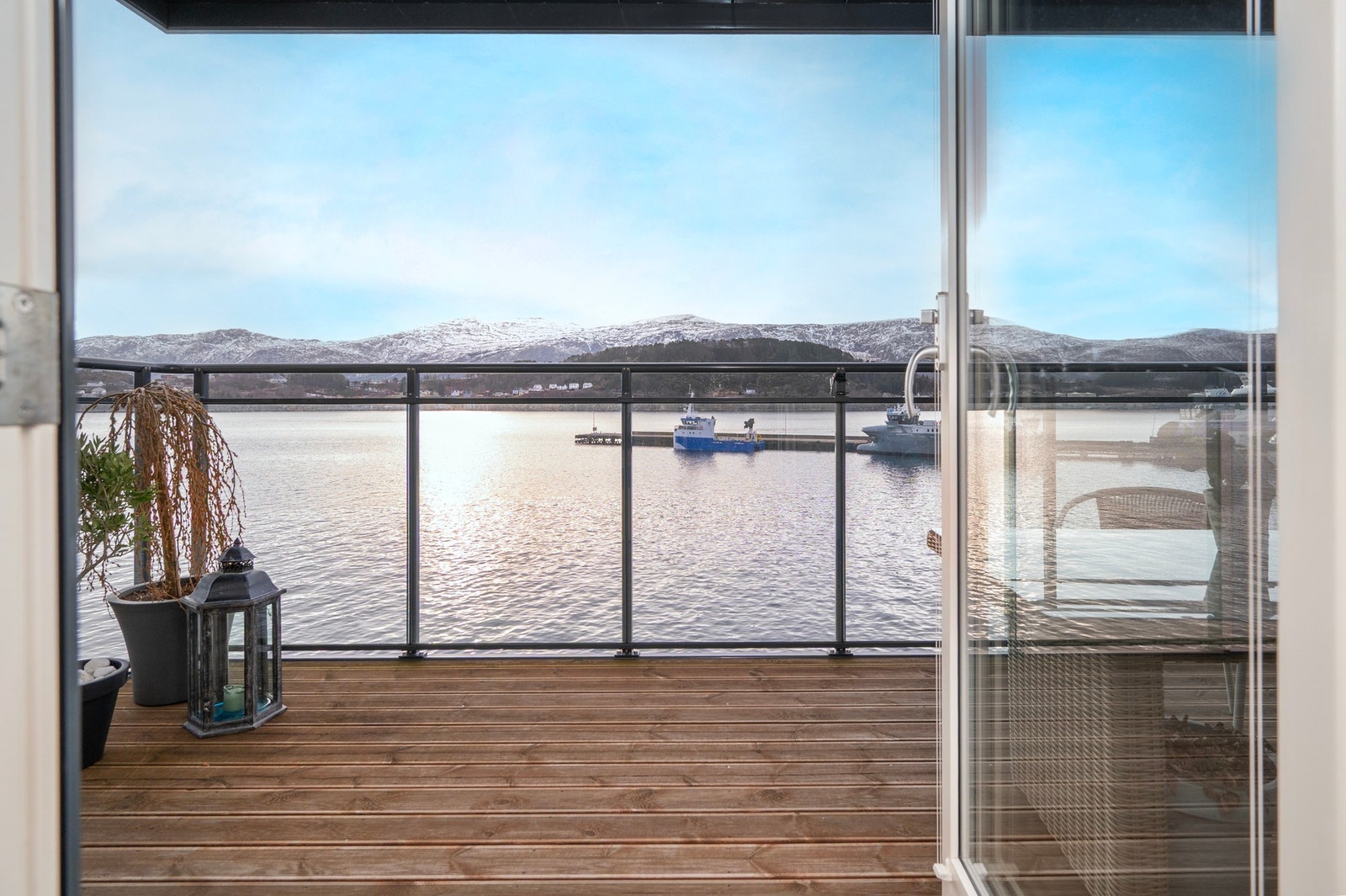 Sydvendt med balkong mot Aspevågen. Galleribilde