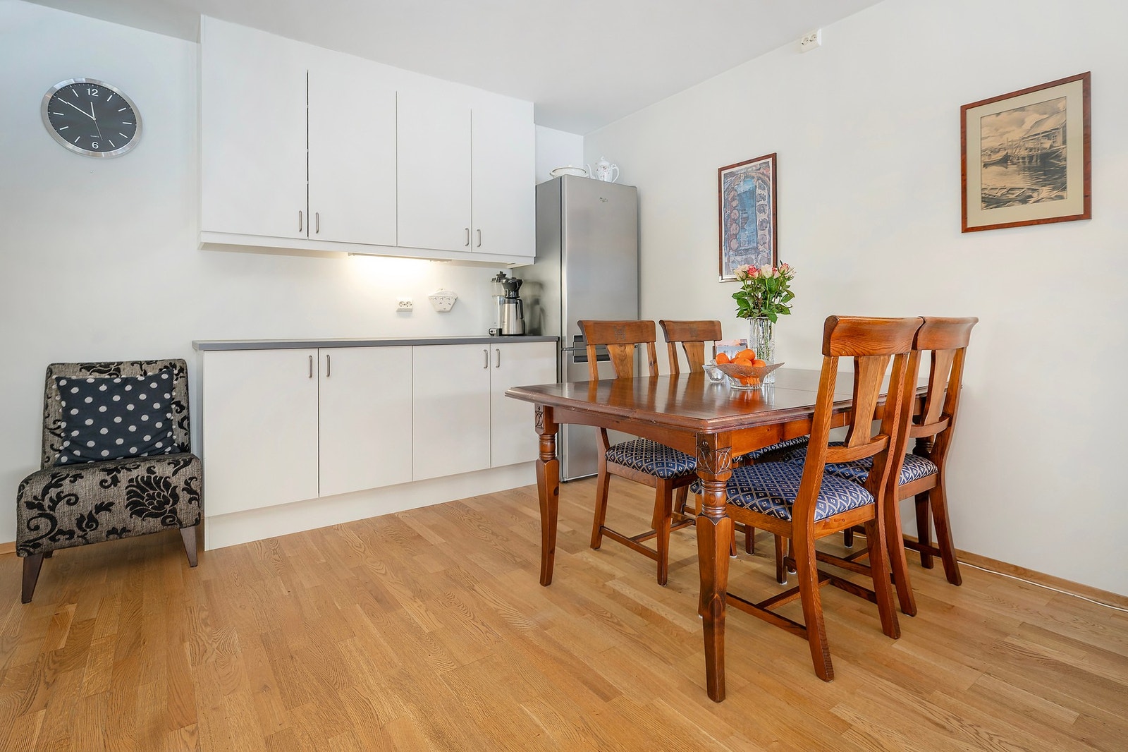 Der er komfyrvakt og vannstoppesystem i kjøkkenbenken. Galleribilde