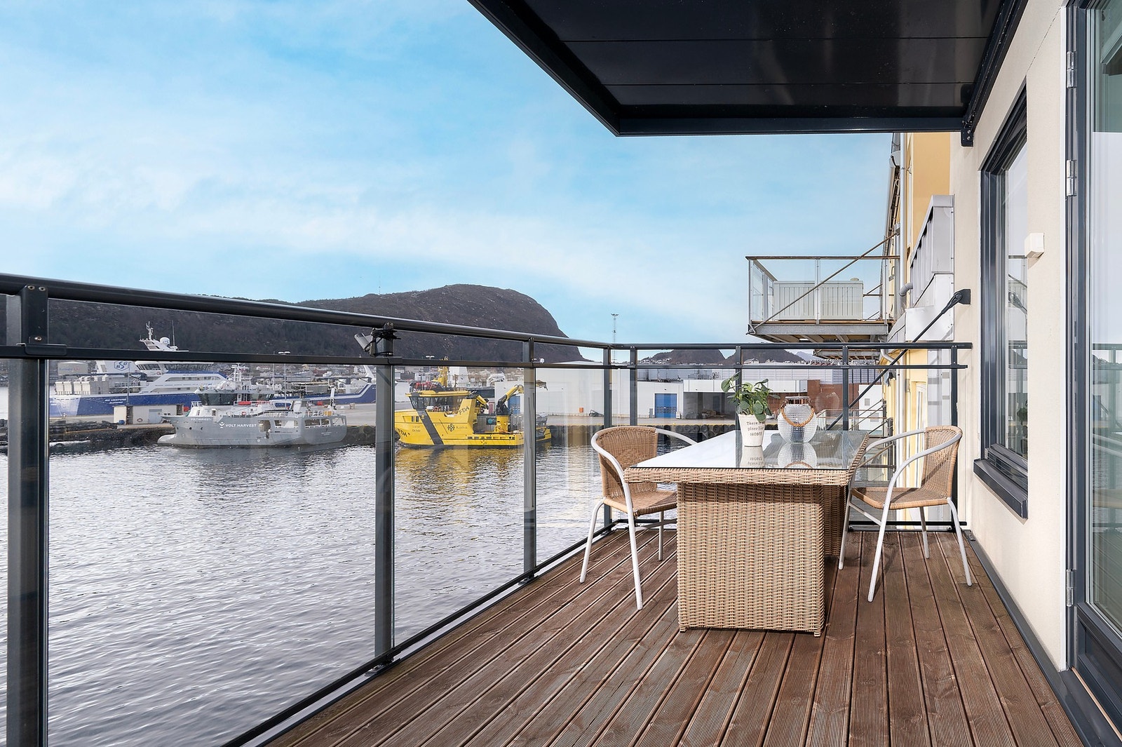 Romslig balkong med god plass. Galleribilde