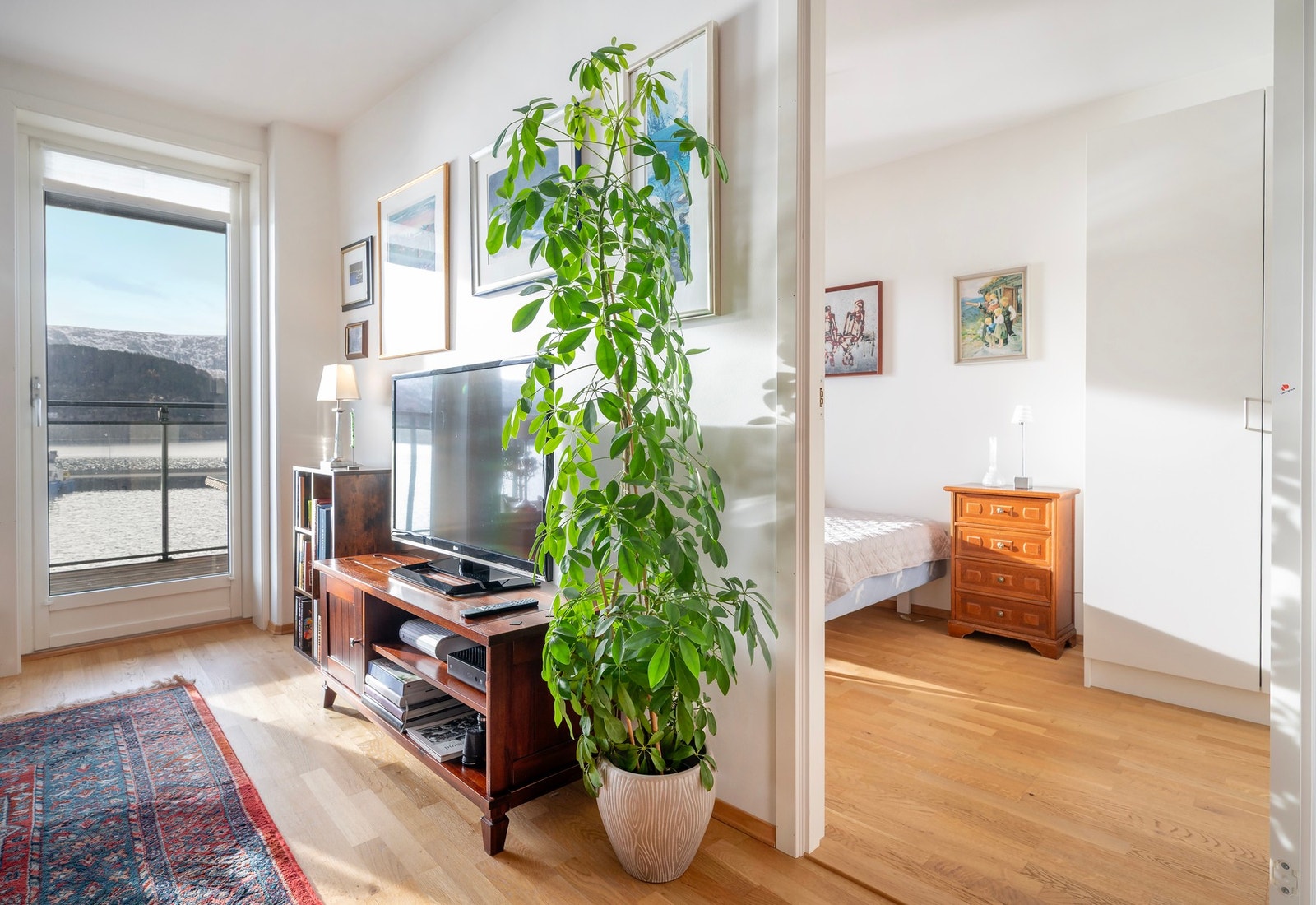 Parkett på gulv og malte flater på vegg. Galleribilde