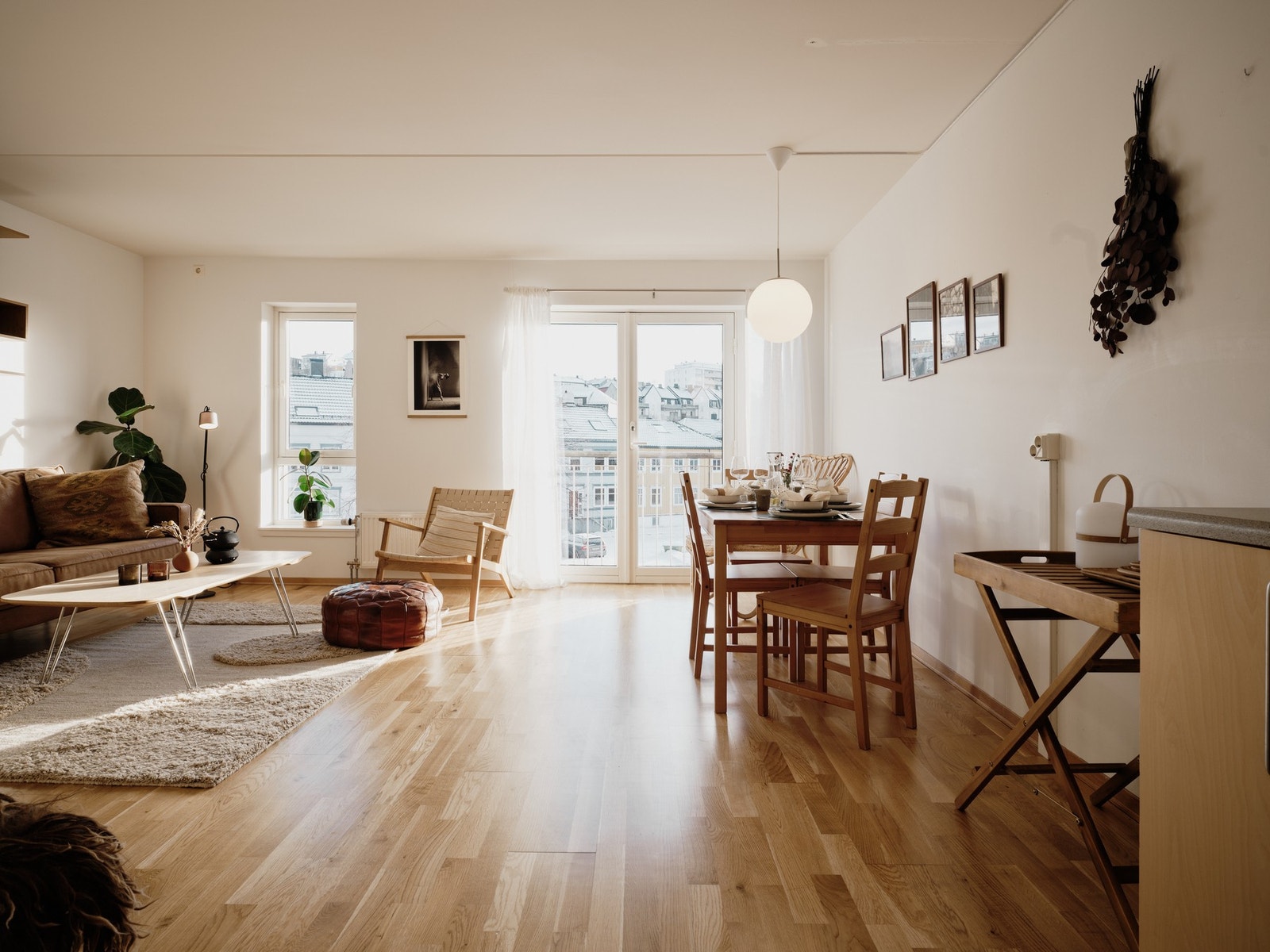 Stuen er meget romslig og har fine soner for innredning. Galleribilde