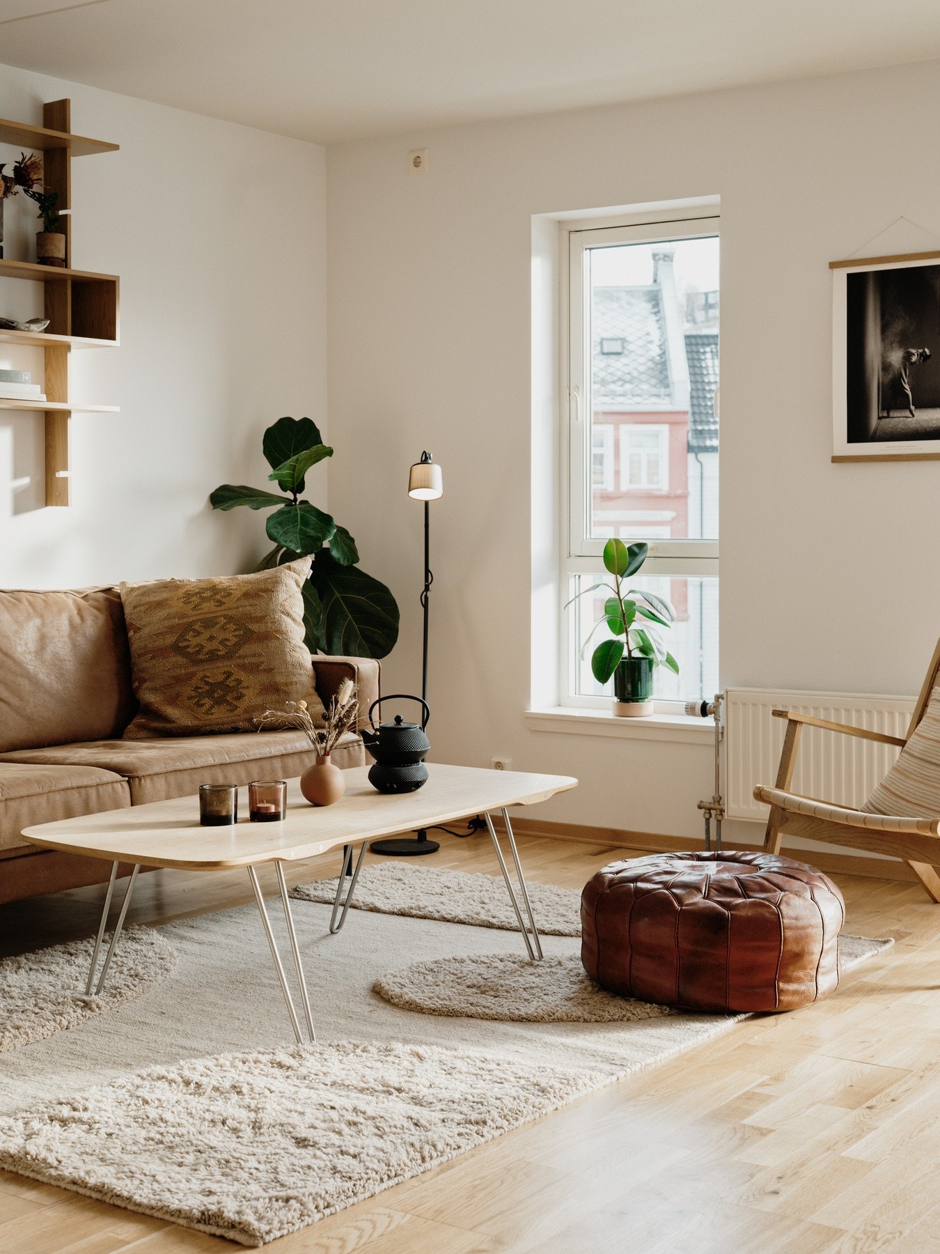 Lys og åpen stue med god takhøyde og store vindusflater som gir rikelig med naturlig lys. Galleribilde