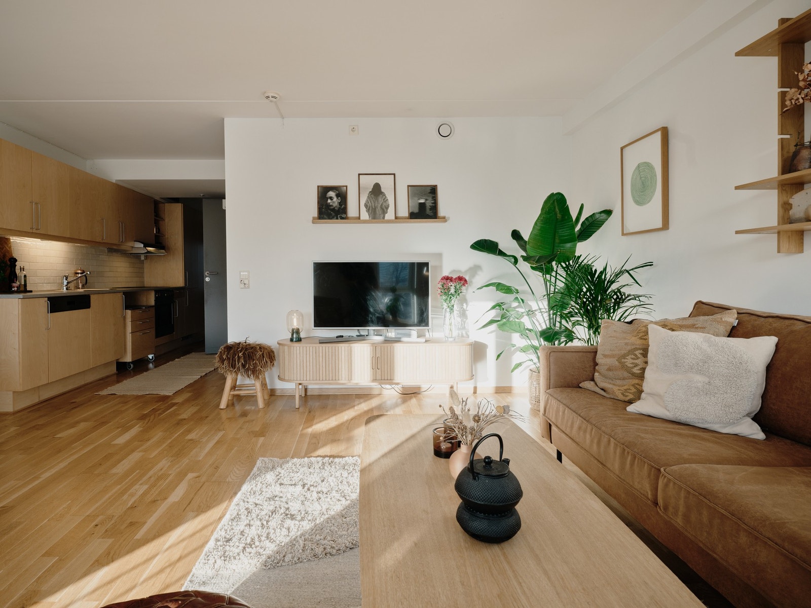 Stuen og kjøkkenet ligger i en åpen løsning og måler totalt 31,5 kvm. Galleribilde