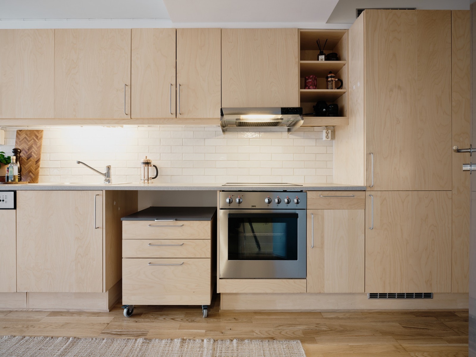 Her får du integrert kjøl/fryseskap, platetopp, stekeovn og oppvaskmaskin. Galleribilde