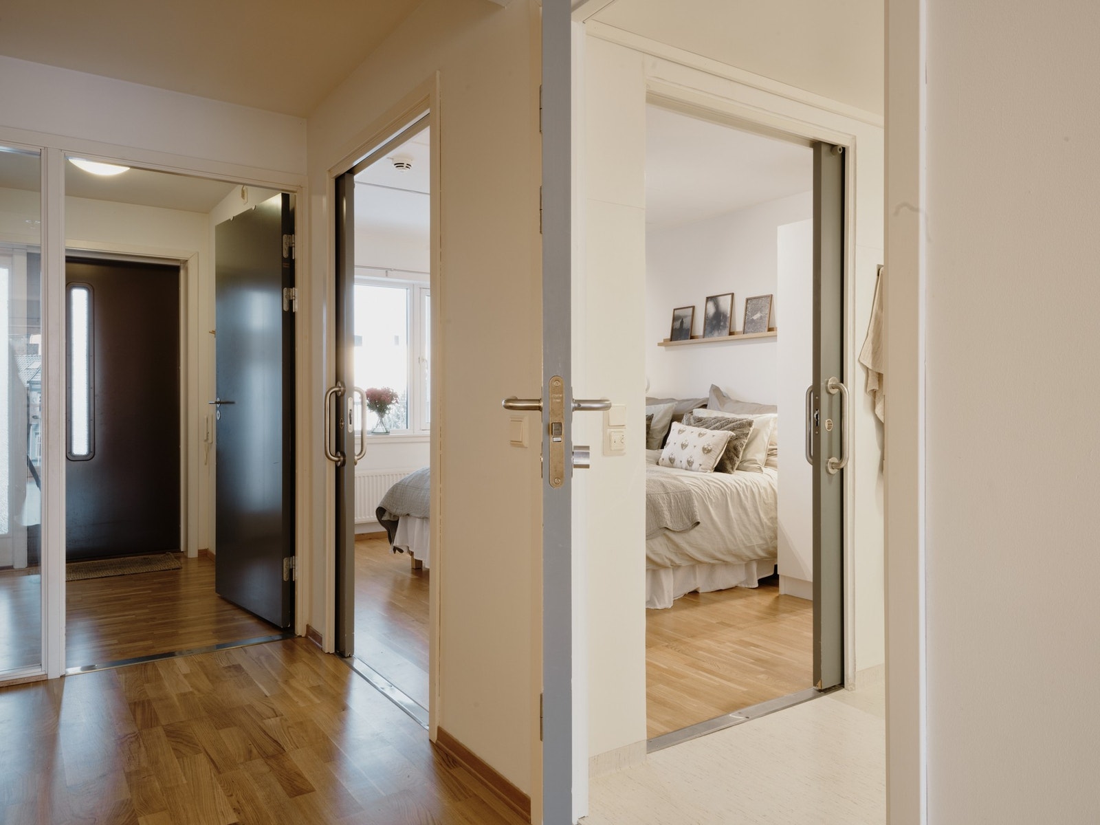Fra èntreen er adkomst til soverom og bad på venstre side. Galleribilde