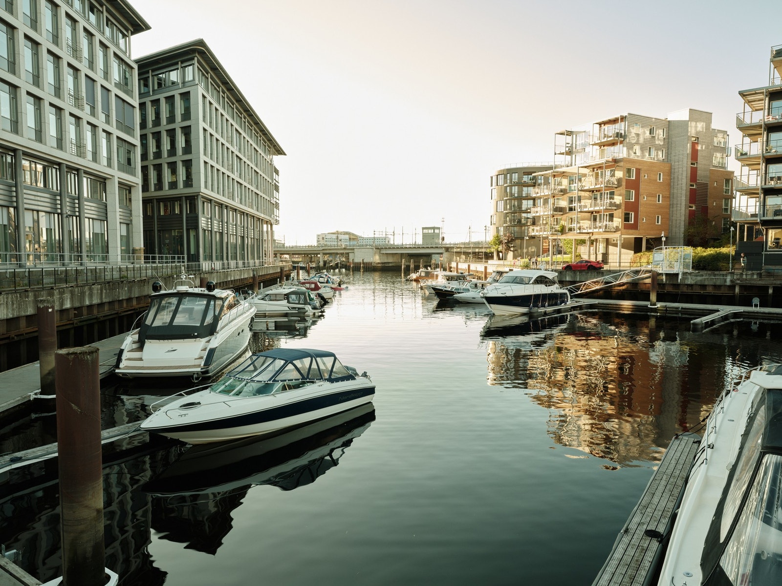 Dagligvarebutikker, treningssentre og øvrige fasiliteter finnes i gangavstand, noe som gjør hverdagen enkel og komfortabel. Galleribilde