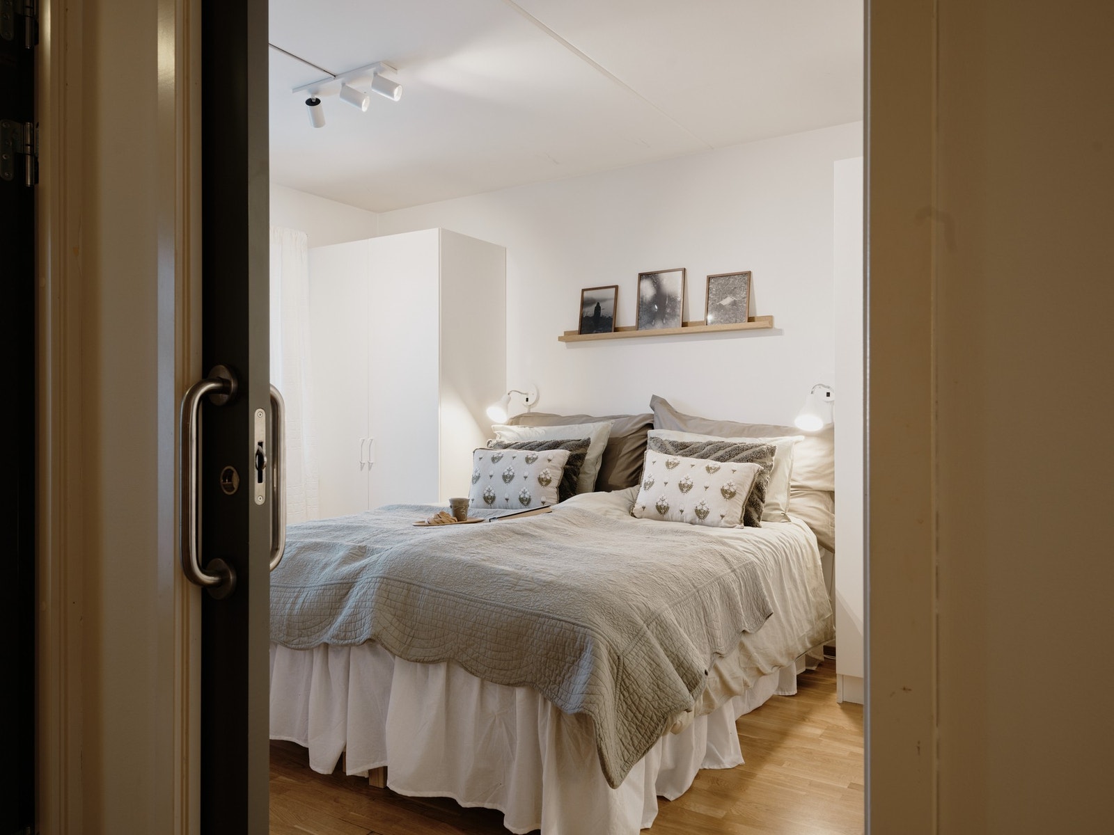 Trivelig soverom med lyse overflater. Galleribilde