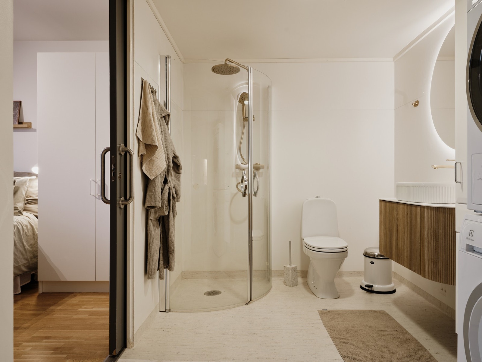 Praktisk bad med gulvvarme og dusjhjørne. Galleribilde