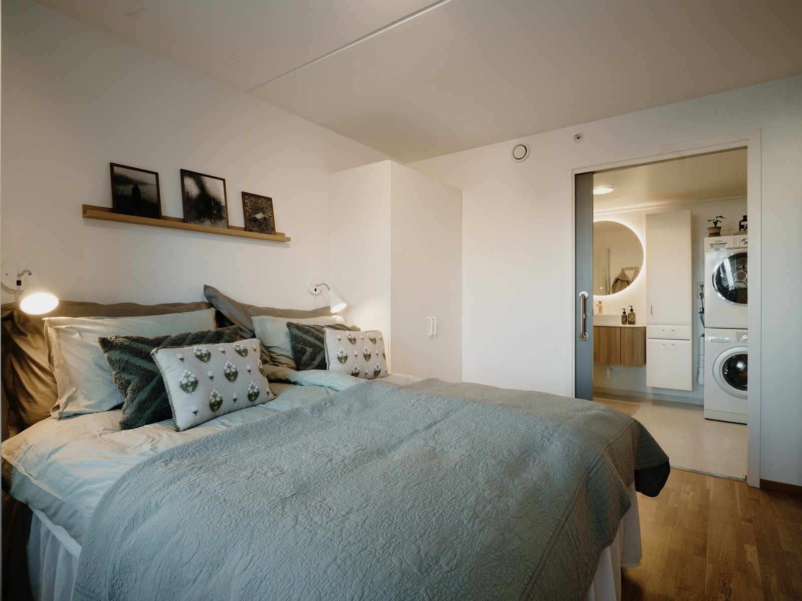 Romslig soverom med god plass til dobbeltseng. Galleribilde