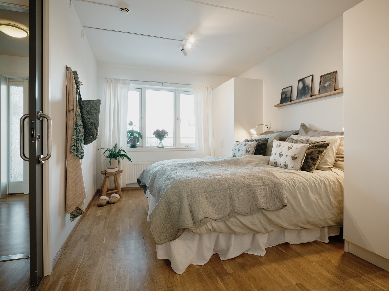 Pent rom med gode oppbevaringsmuligheter. Galleribilde