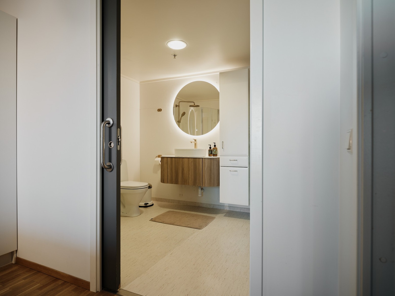 Baderom har inngang fra både soverommet og stue/kjøkken løsningen. Dette gjør det enkelt å bevege seg rundt i leiligheten. Galleribilde