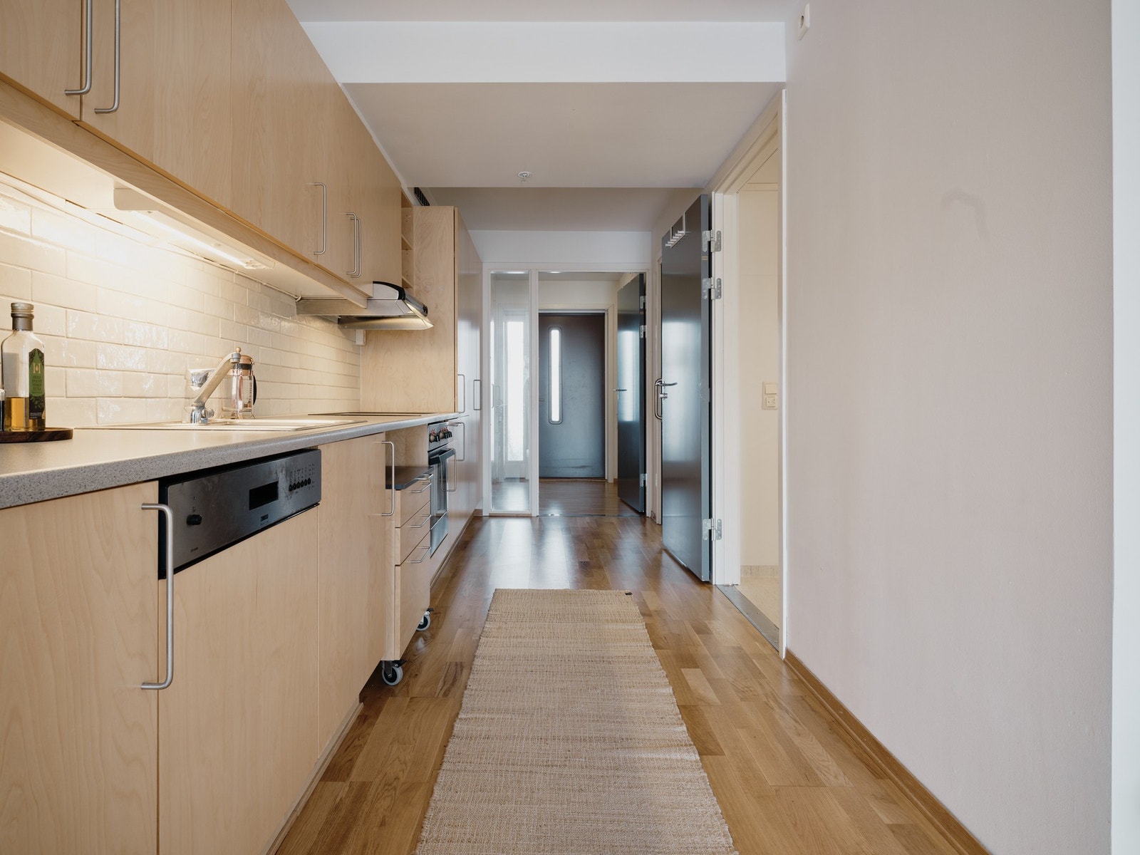 Kjøkkenet er godt utbygget med skap, skuff og benkeplass. Galleribilde