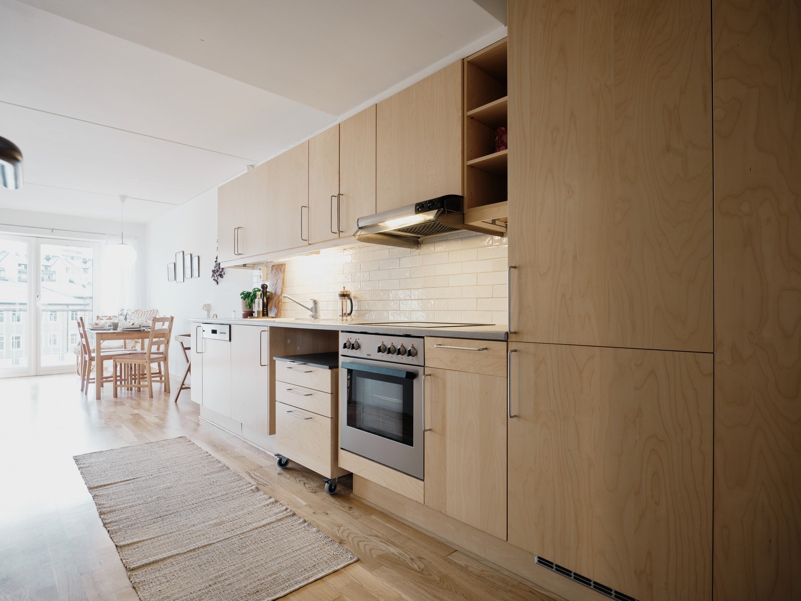 Stilrent kjøkken med gode arbeidsflater. Galleribilde