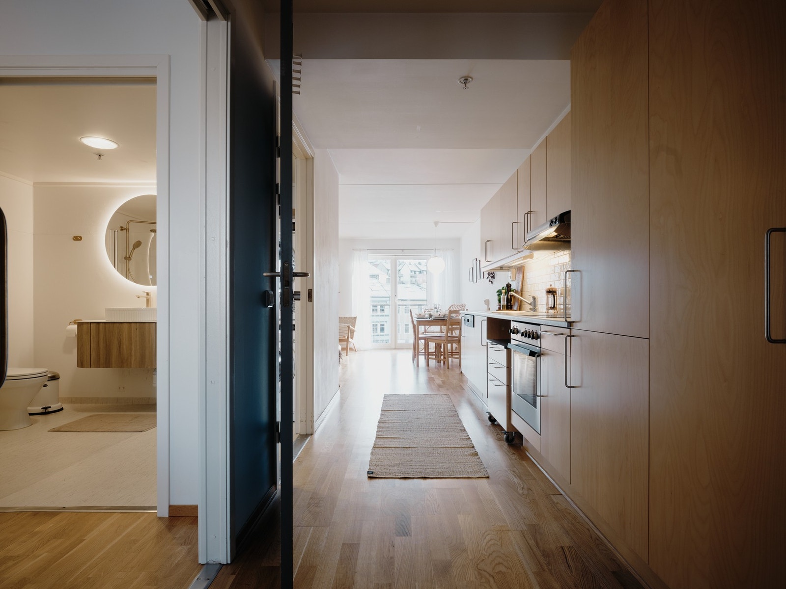 Innbydende entré med parkettgulv og lyse flater. Galleribilde