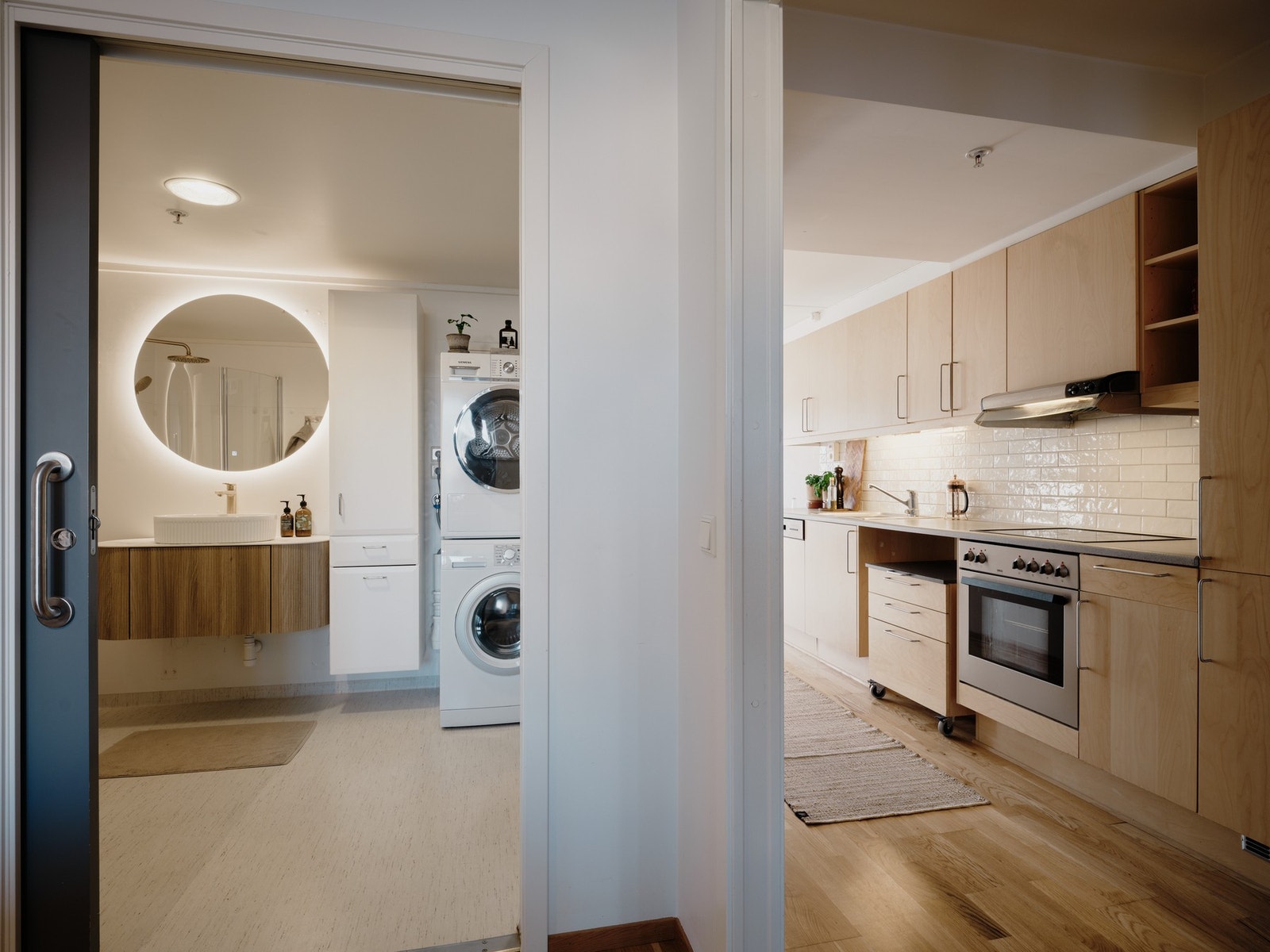 Boligen varmes opp elektrisk og med fjernvarme som gir forutsigbare oppvarmingskostnader. Galleribilde