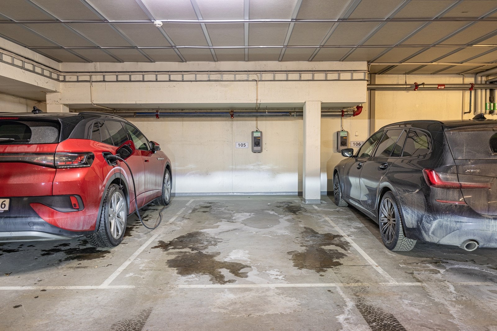 Mulighet for kjøp av inntil 2 garasjeplasser. Den ene er på betong og med ladestasjon. Pris kr. 1.250.000,- Galleribilde