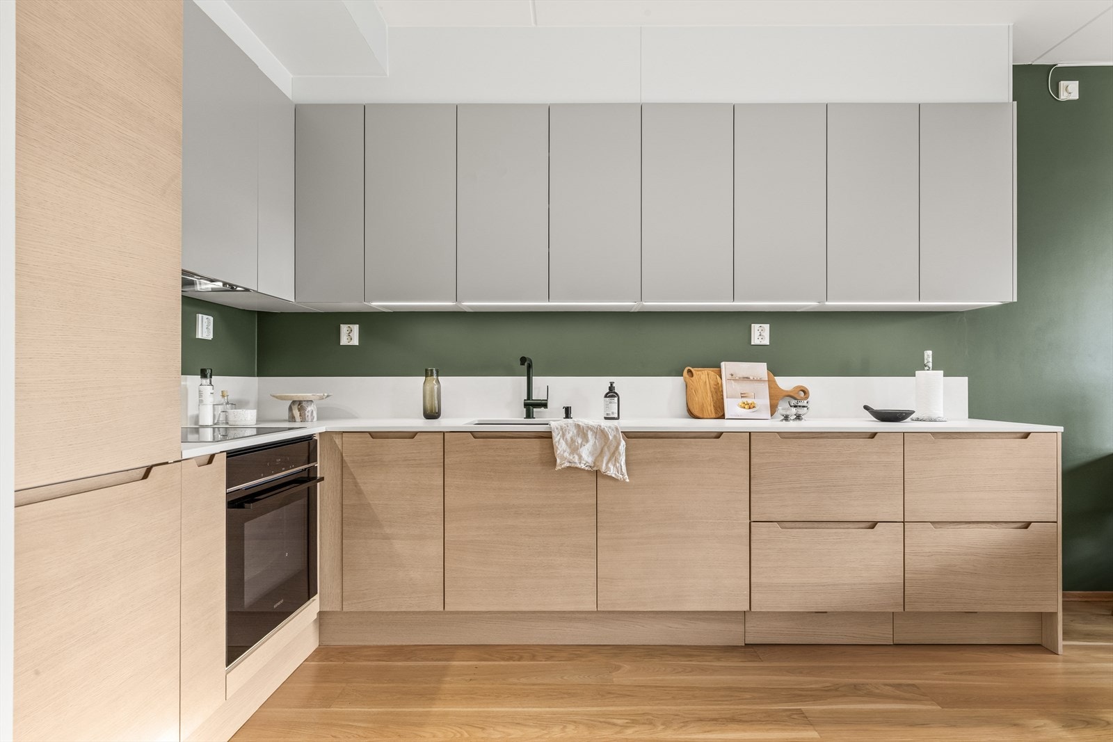 Kjøkkeninnredningen er fra HTH og holder en moderne og stilren standard. Galleribilde