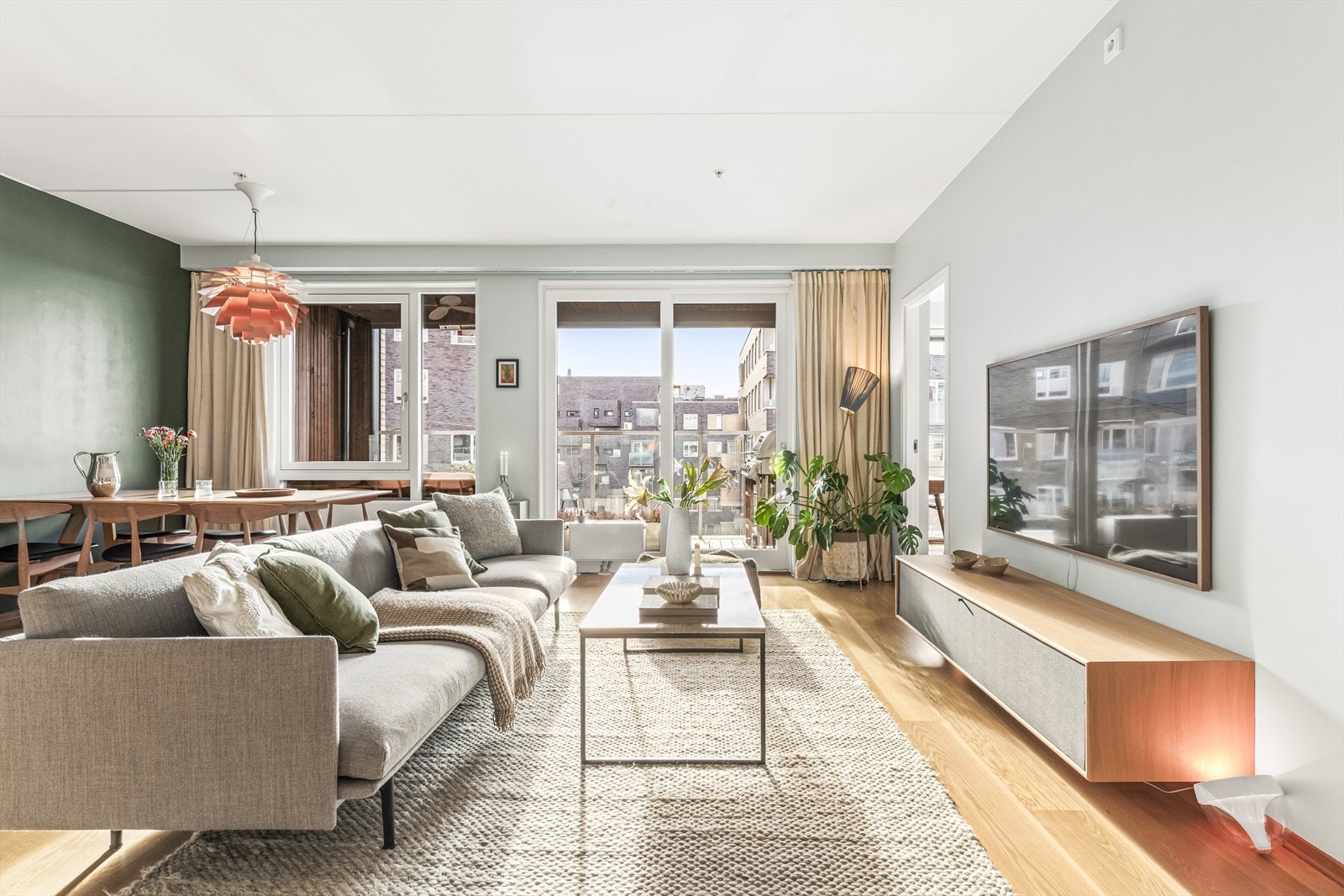 Den åpne stue- og kjøkkenløsningen oppleves romslig og sosial, med god plass til både sofagruppe og spisebord. Galleribilde