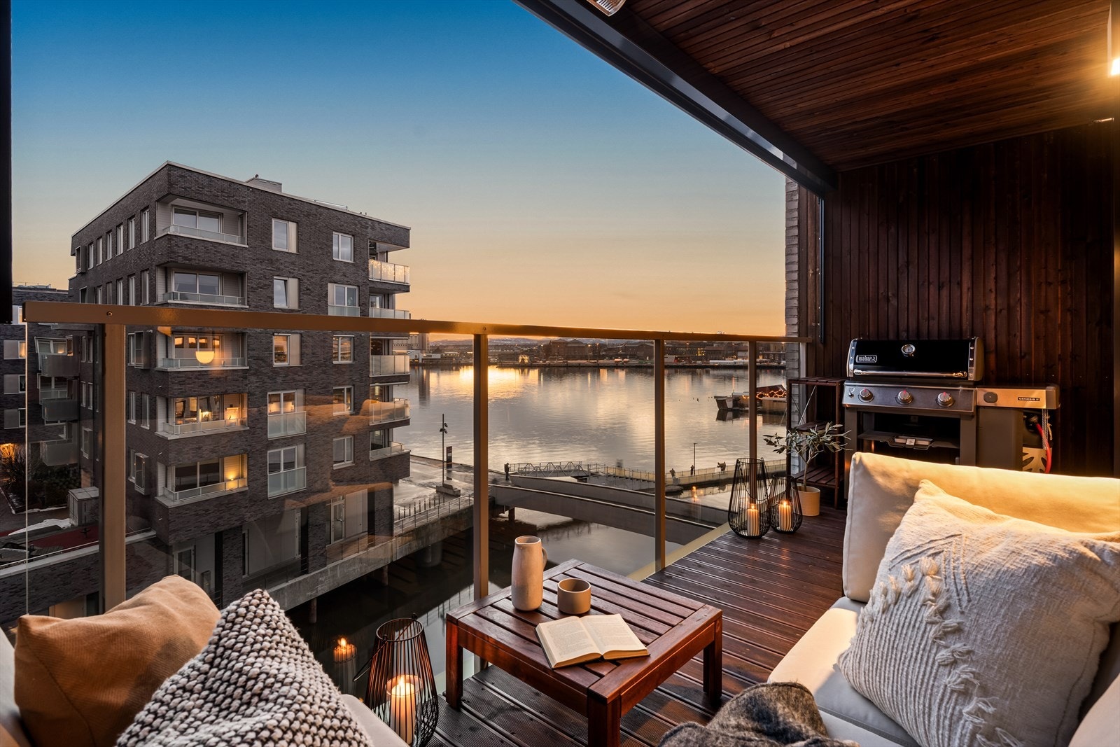 Flott inntrukket balkong hvor man kan nyte late sommerkvelder i godt selskap. Galleribilde