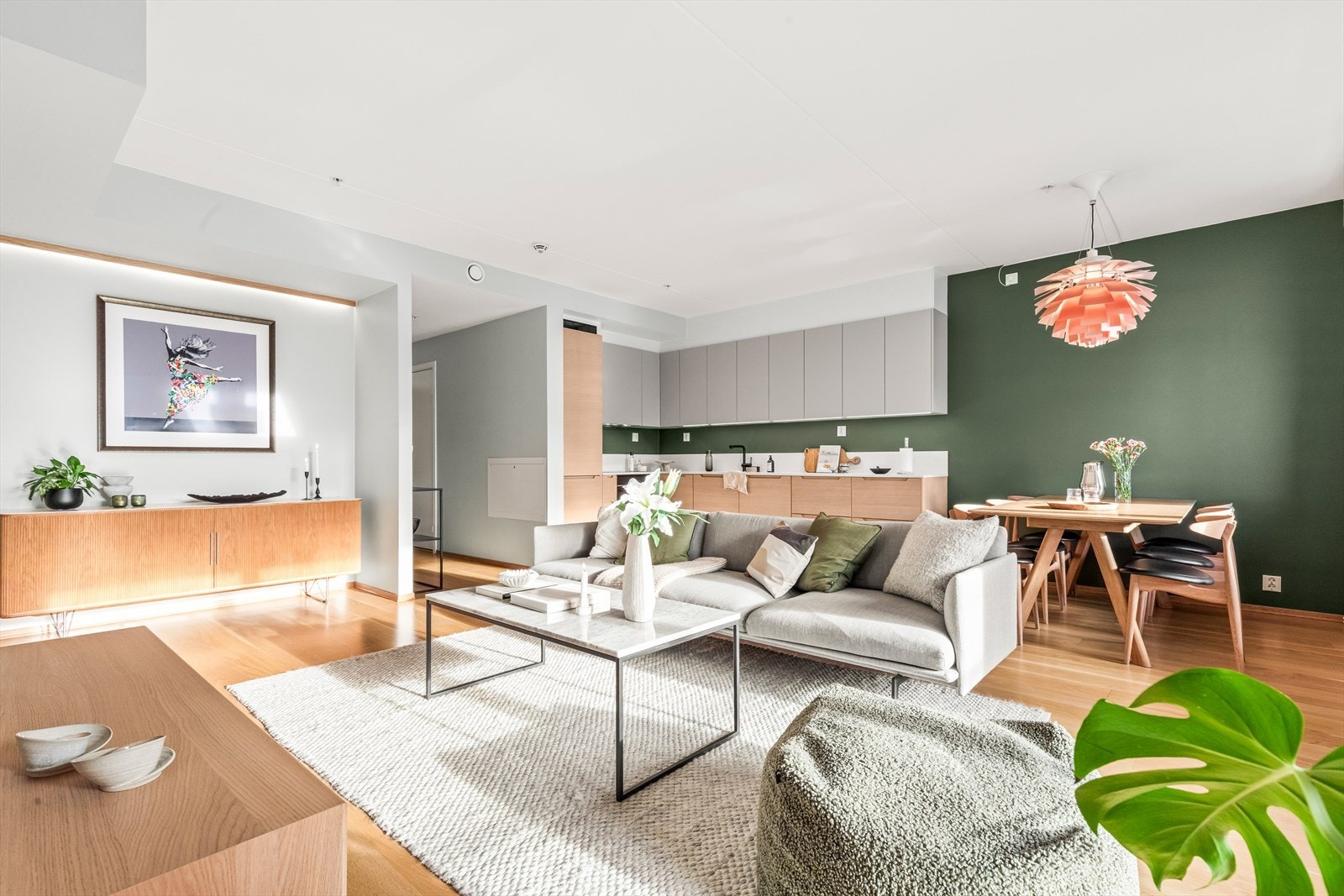 Åpen og romslig stue med god takhøyde og svært god romfølelse Galleribilde