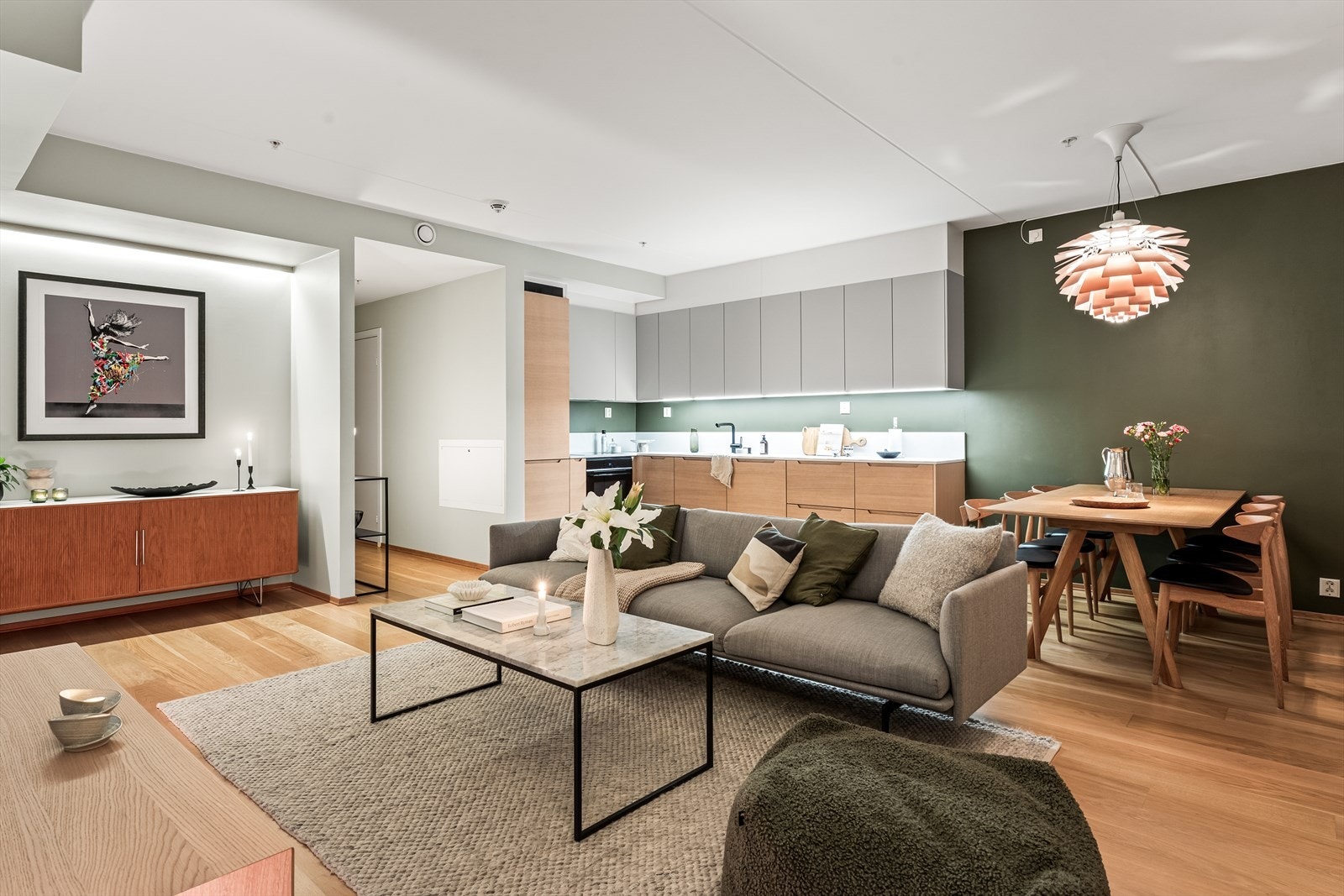 Enstavs eikeparkett gir boligen et eksklkusivt og varmt preg. Galleribilde