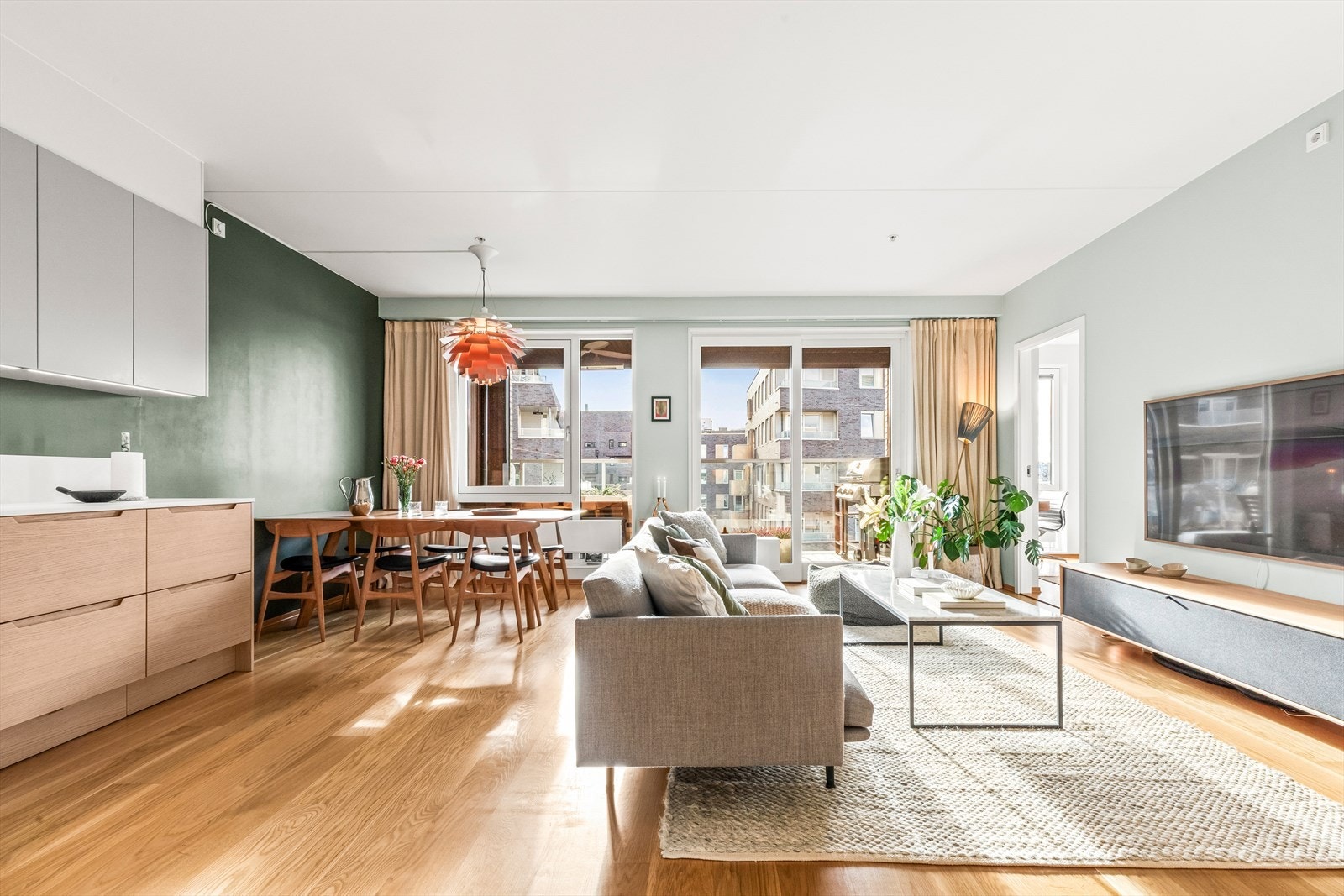 Boligen har en gjennomgående og svært god planløsning som gir en naturlig flyt mellom rommene. Galleribilde