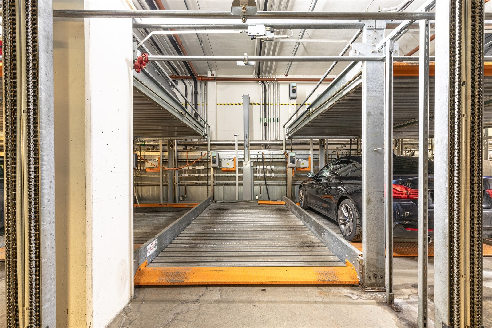 Den andre er en del av multiparkanlegget og med ladestasjon. Kan kjøpes for kr. 750.000,.- Galleribilde