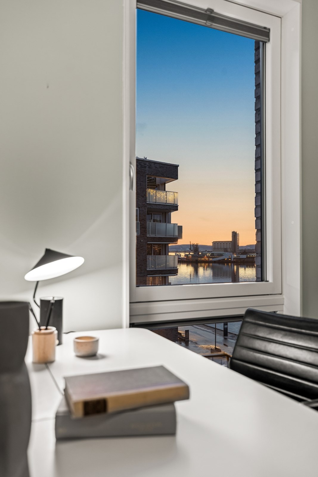 Utsikt mot fjorden fra rommet. Galleribilde