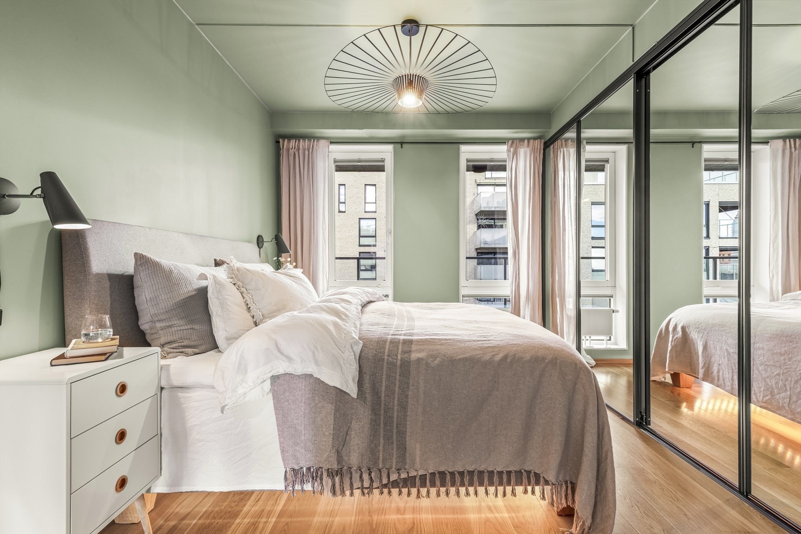 Soverom II er boligens hovedsoverom og fremstår som svært romslig. Galleribilde