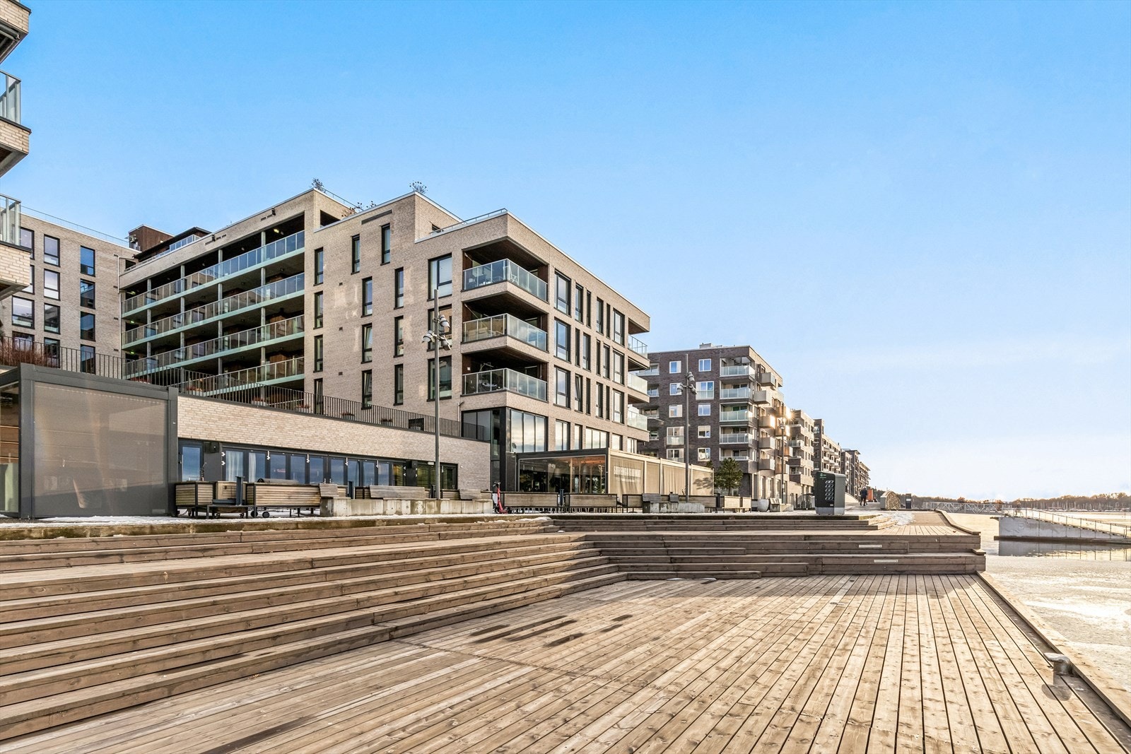 Flere badebrygger rett utenfor boligen gir deg umiddelbar tilgang til et forfriskende morgenbad eller en spontan dukkert på varme sommerdager. Galleribilde