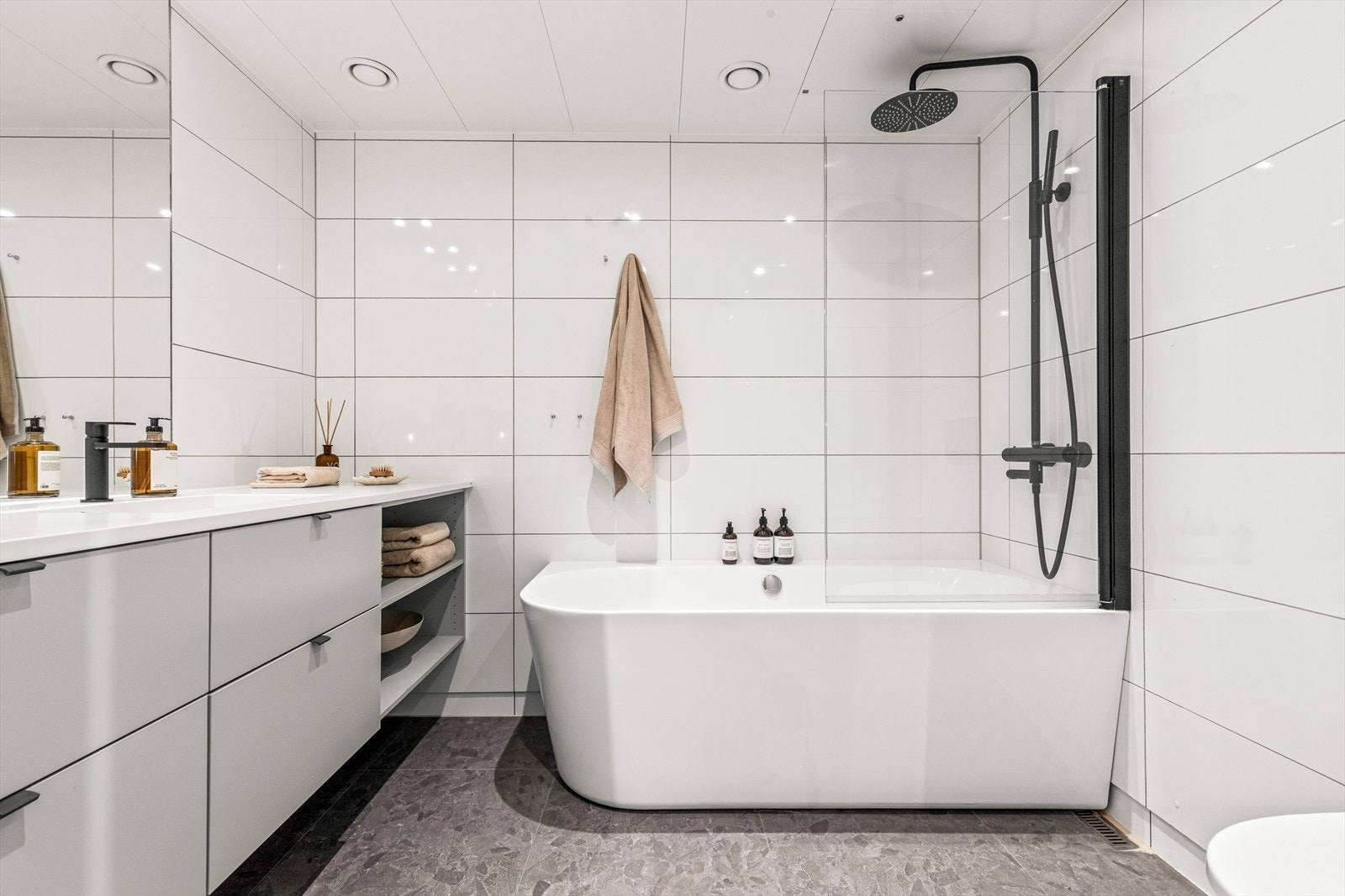 Boligen har to delikate baderom, begge oppgradert med nye baderomsmøbler fra HTH. Hovedbad har et herlig badekar. Galleribilde