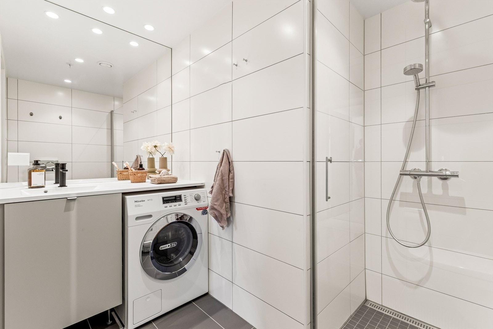 Baderom ll - Her finner man heldekkende servant med underskap, speil og belysning, vegghengt toalett og dusj med dusjvegger i herdet glass. Det er opplegg for vaskemaskin. Vask, armatur og dusjarmatur ble oppgradert i 2022. Galleribilde