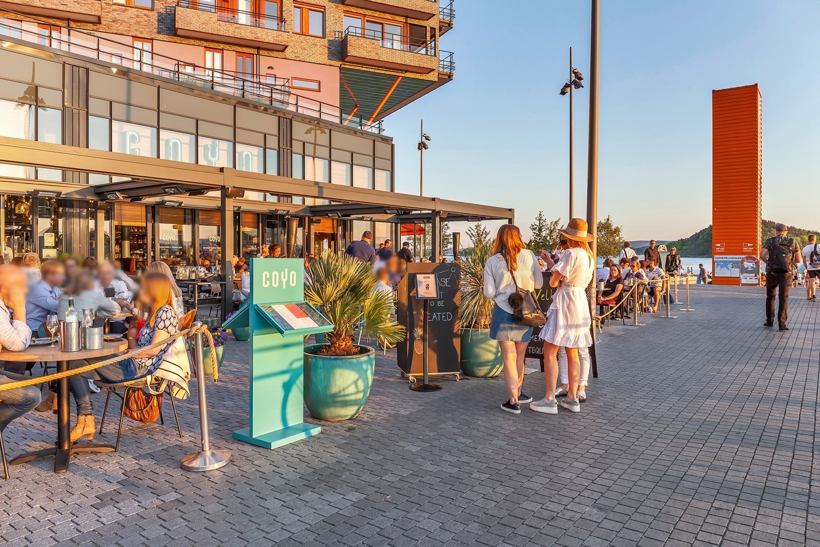 Flere gode restauranter hvor langs havnepromenaden hvor man kan nyte solnedgangen. Her er populære Coyo avbildet. Galleribilde