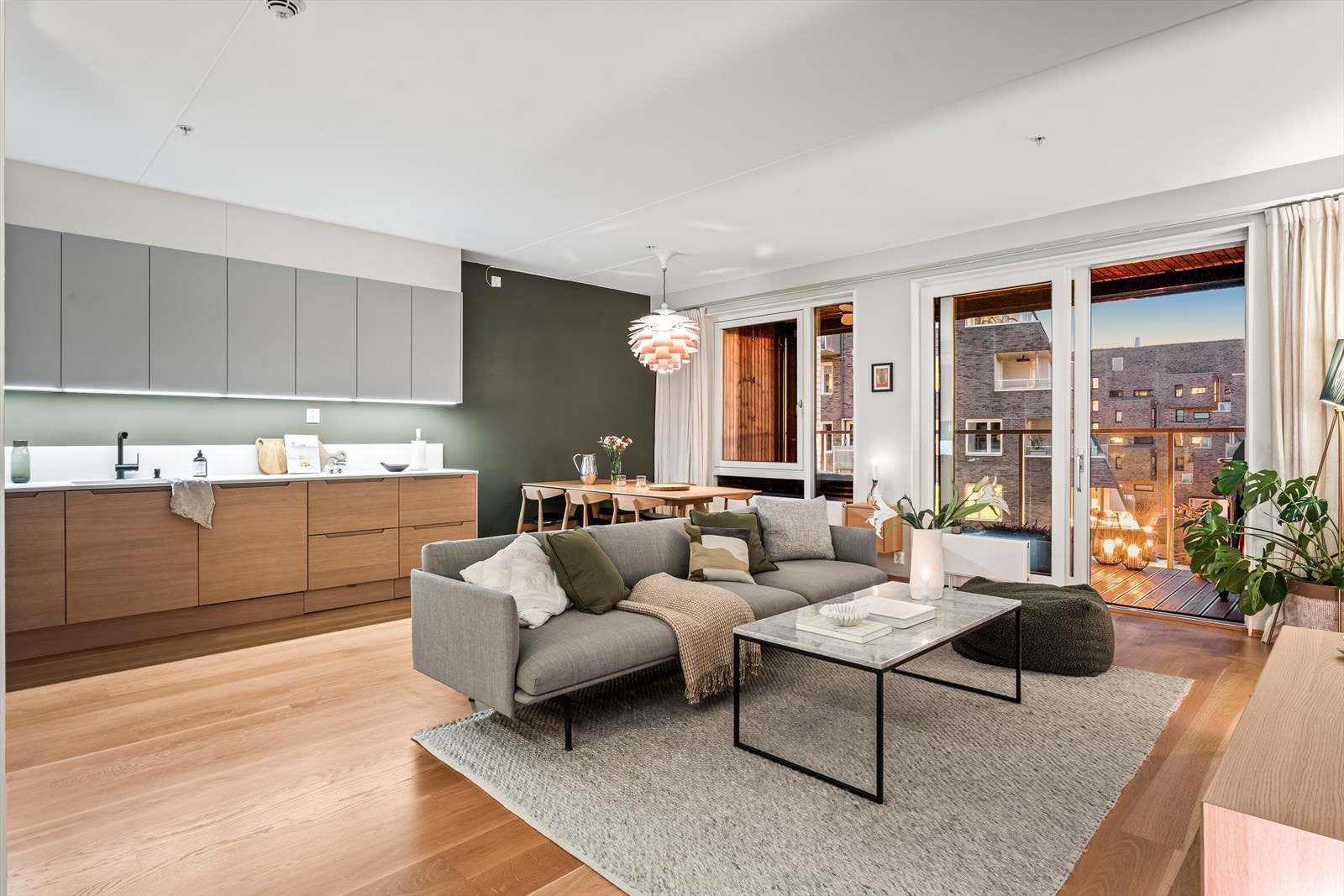 Gulvene i stue, kjøkken og gang mot hovedsoverom er nylig lakkert og slipt av West Parkettsliperi, noe som gir en pen og oppgradert overflate. Galleribilde