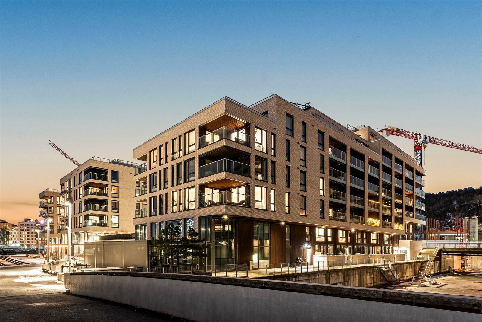 Boligen har en god intern beliggenhet i byggets 4. etasje - og ligger fremst av samtlige kanalleiligheter, men samtidig tilbaketrukket Galleribilde