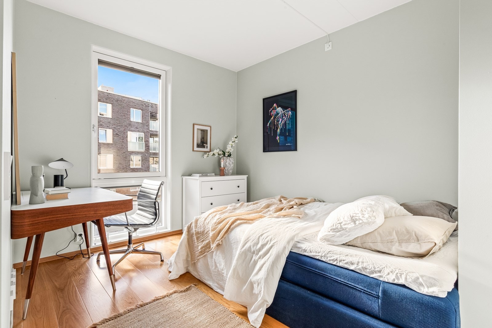 Rommet har god plass til seng, nattbord og eventuelt hjemmekontor, perfekt som kombinert gjeste- og arbeidsrom. Galleribilde