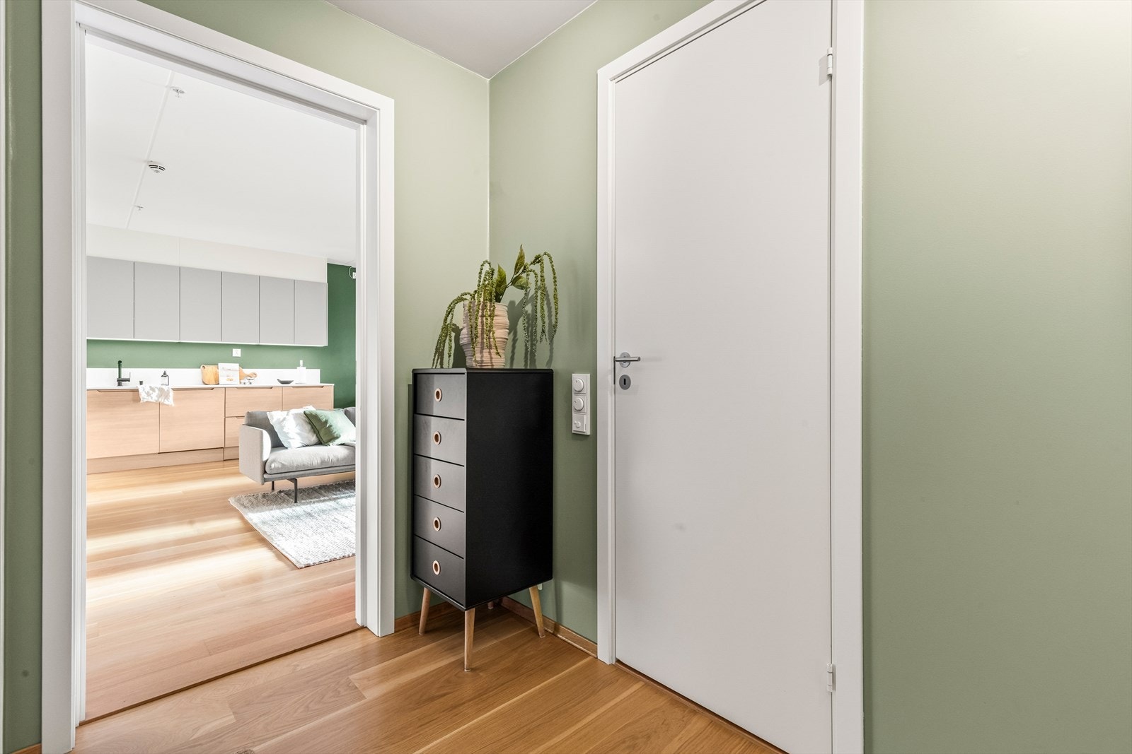 Velkommen inn i en innbydende entré som gir et svært godt førsteinntrykk av boligen. Her er det også en praktisk skyvedørsgarderobe med rikelig plass til yttertøy, sko og oppbevaring. Galleribilde