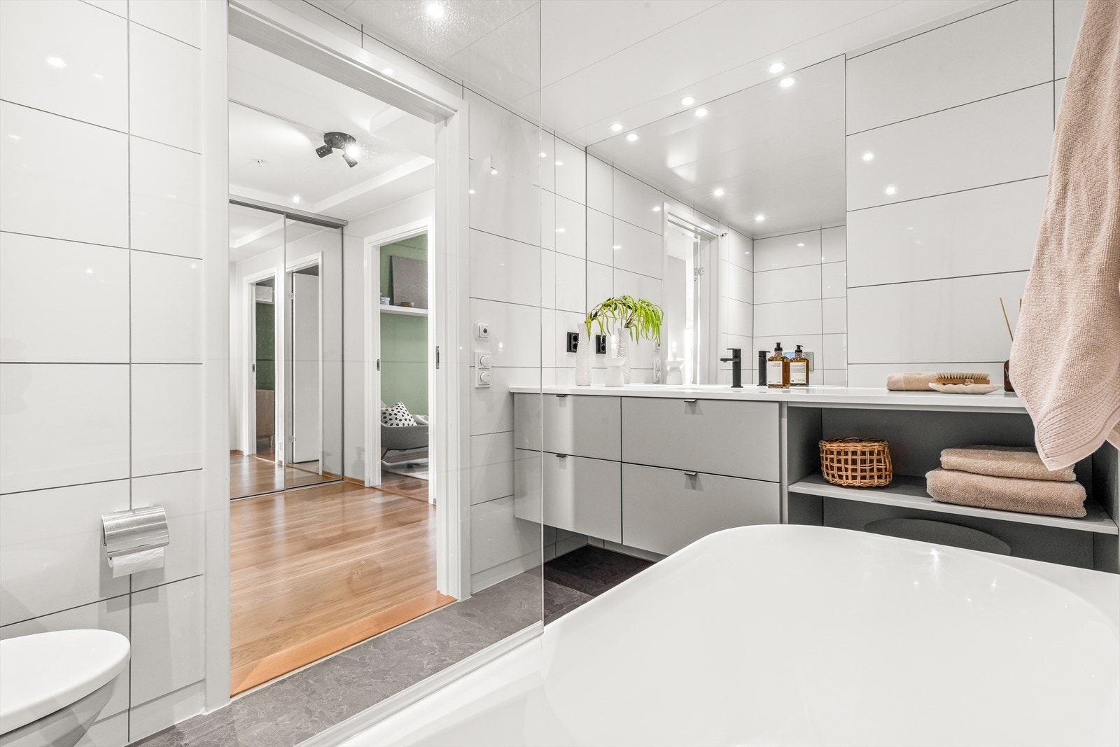 Hovedbadet er fra byggeår, men er modernisert med flis på flis og nye gulvfliser. Badet fremstår lyst og tidløst, og har elektriske varmekabler i gulv for ekstra komfort. Galleribilde