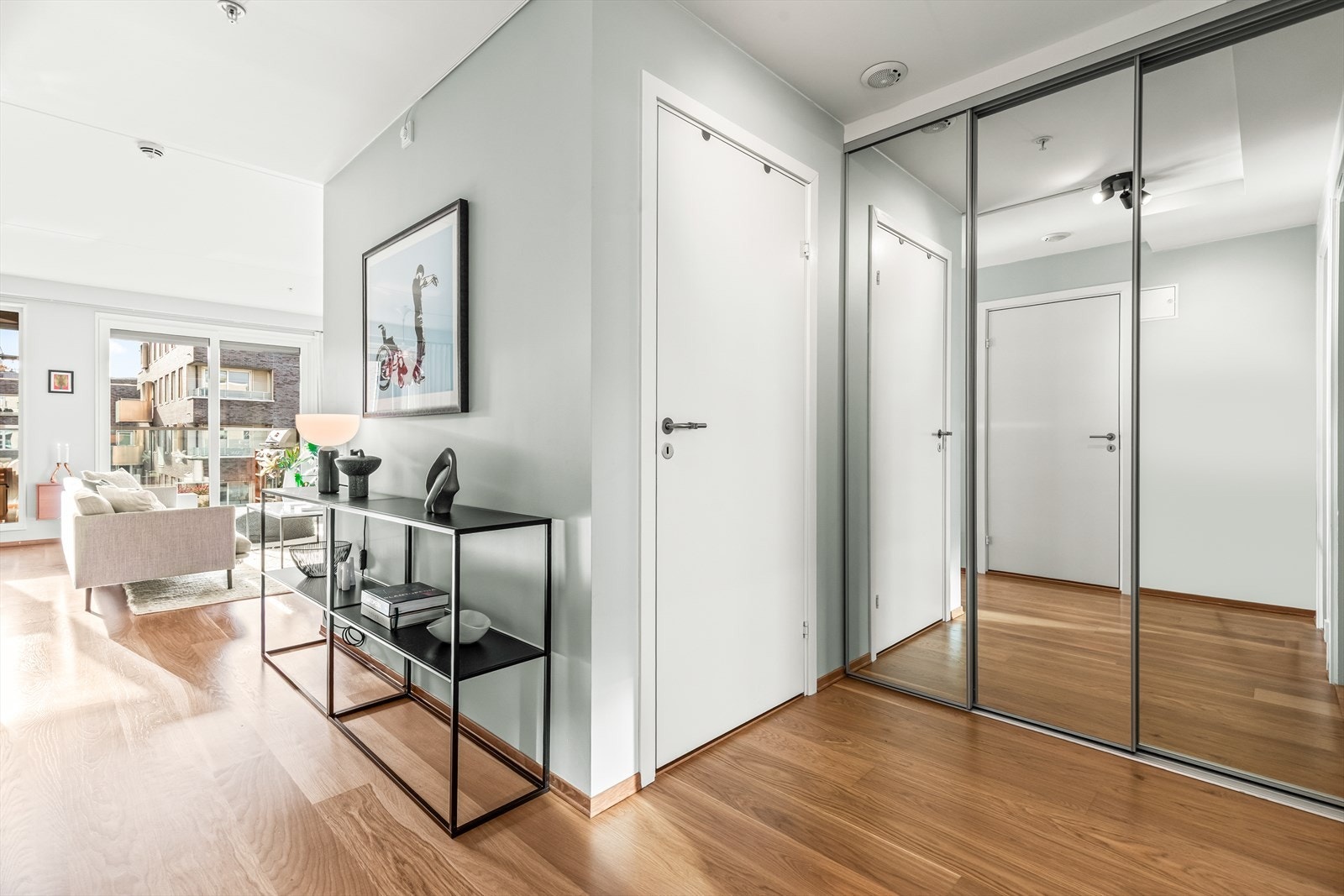 Mellomgang med oppbevaring. Galleribilde