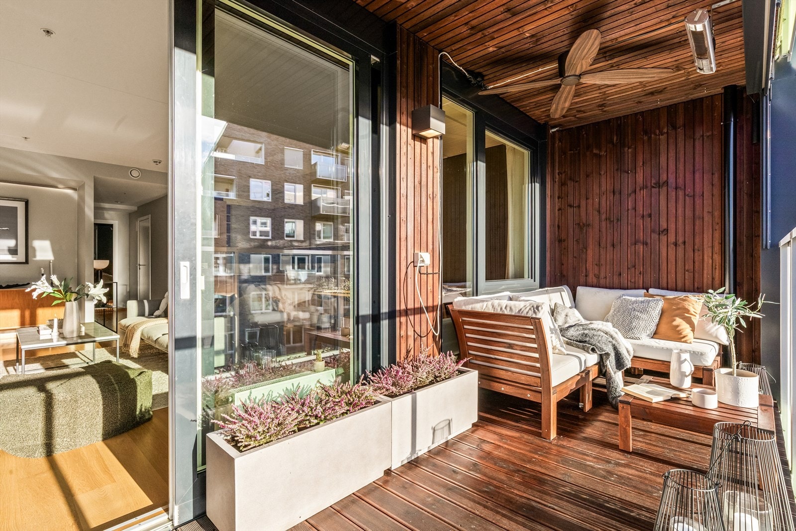 Direkte utgang til balkong på ca. 9 kvm fra stuen. Balkongen er overbygget med god plass til utemøblement m.m. Kan brukes store deler av året Galleribilde