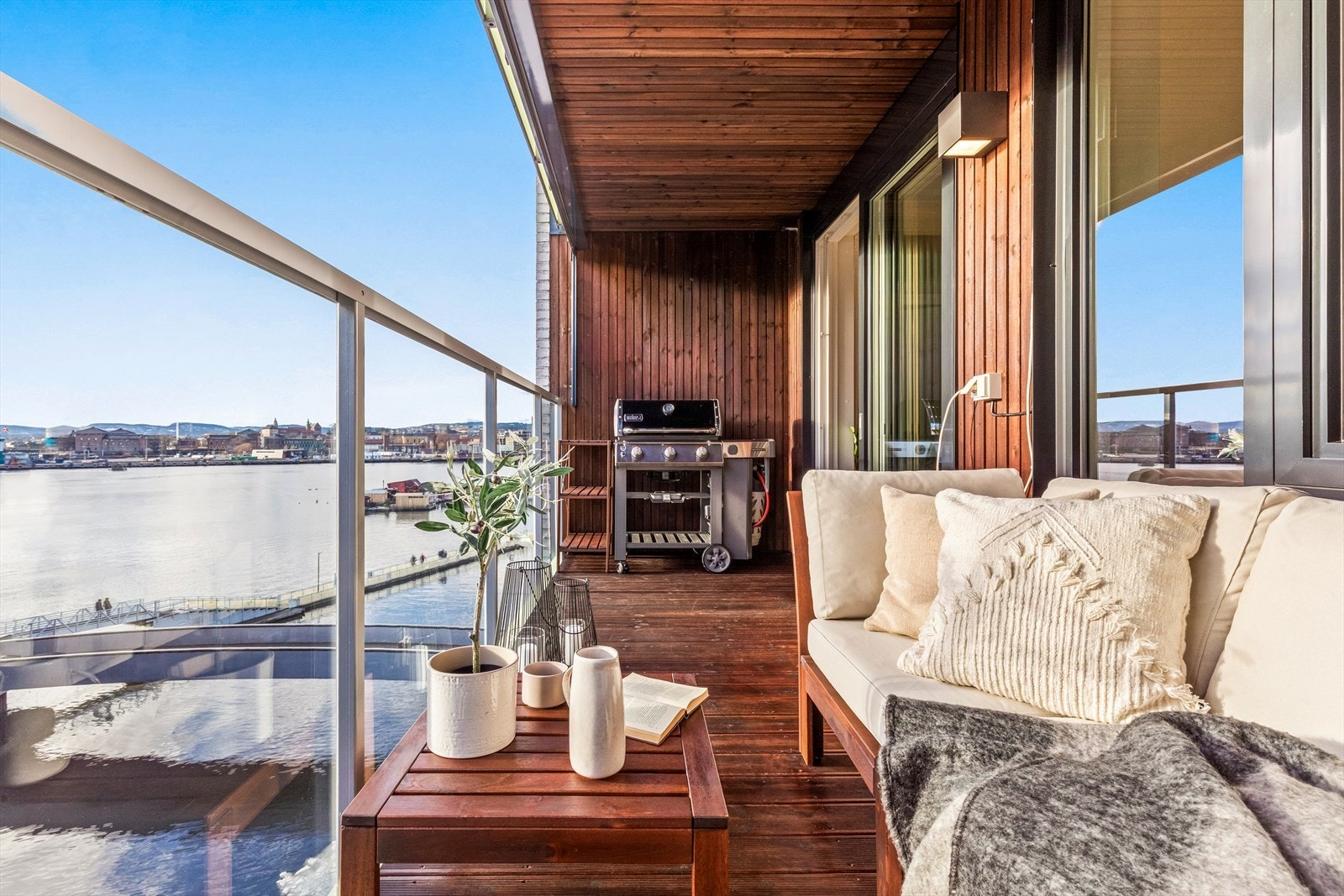 Utsikten strekker seg ut mot kanalen og videre utover fjorden. Uavbrutt solbane om sommeren fra ca. kl. 12:00 til nærmere 22:00 midtsommers Galleribilde