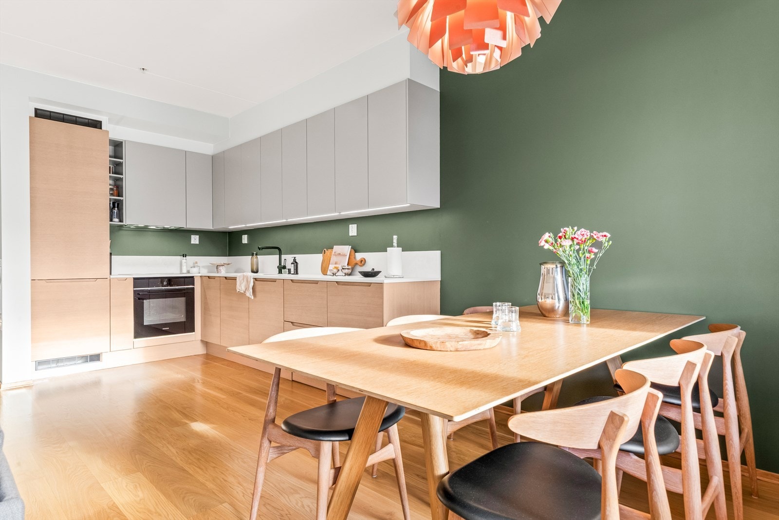 Her er det svært godt med både skapplass og arbeidsflater - et funksjonelt og innbydende kjøkken som passer like godt til hverdagsmiddager som til større selskaper. Galleribilde