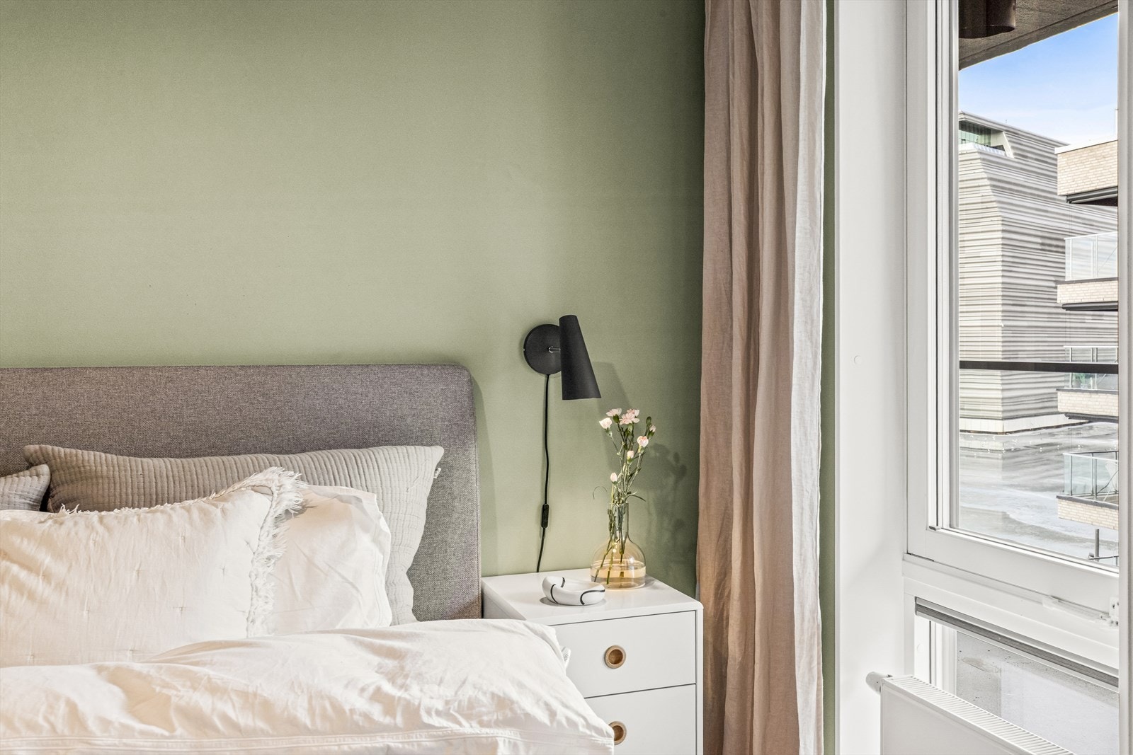 Soverom ll. Legg merke til utsikten mot fjorden og Munchmuseet. Galleribilde