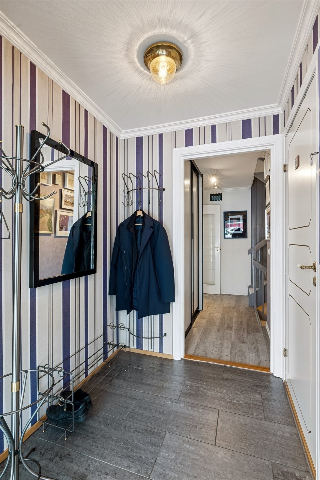 Gang med plass til sko-og yttertøy. Galleribilde