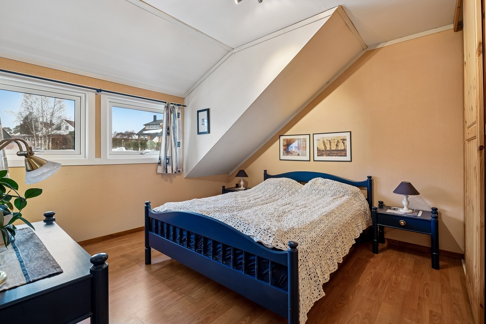 Soverom 1 med god plass til dobbeltseng og garderobeplass. Galleribilde