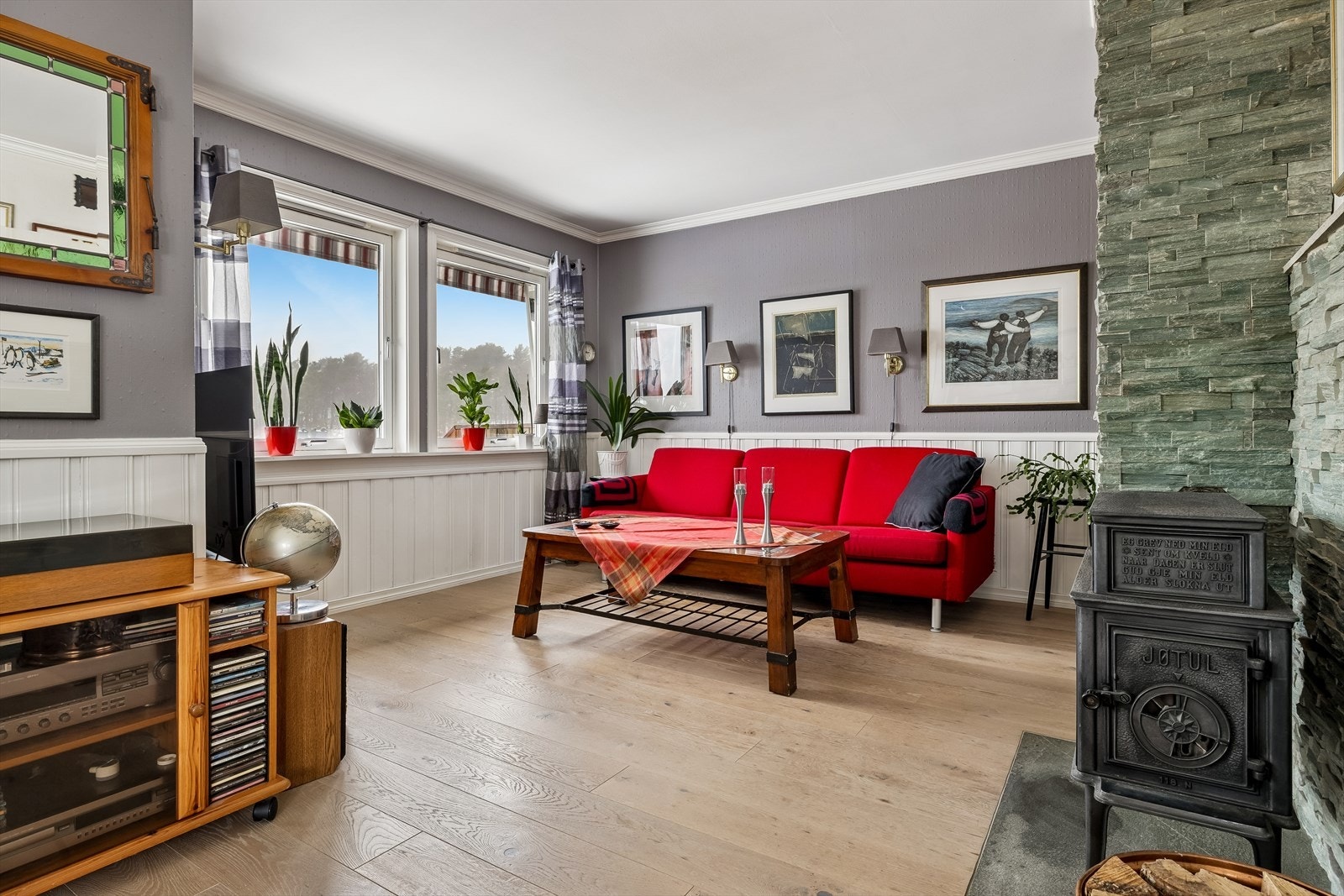 Stue med god plass til en sofagruppe. Galleribilde