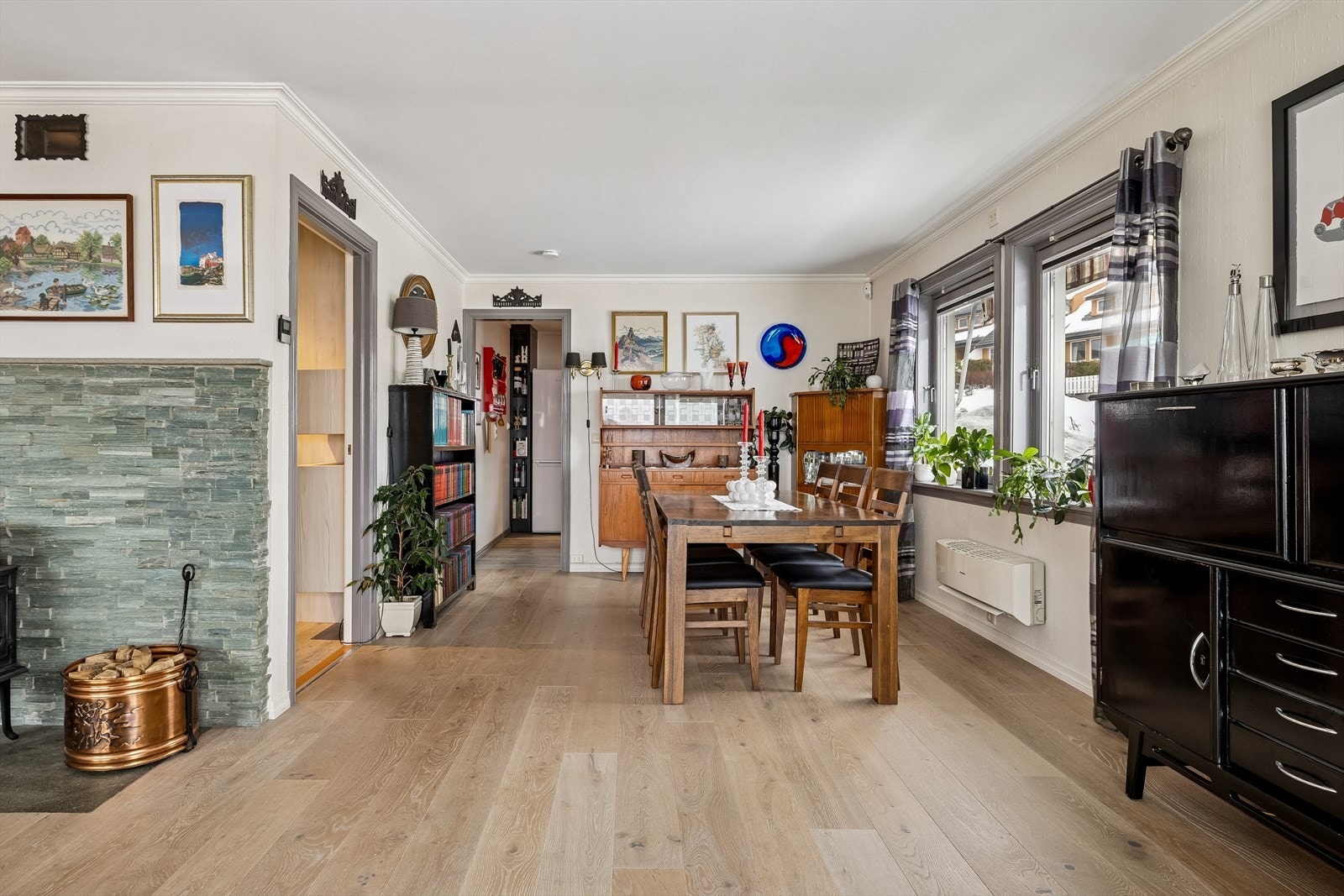 Spisestue med inngang til kjøkken Galleribilde