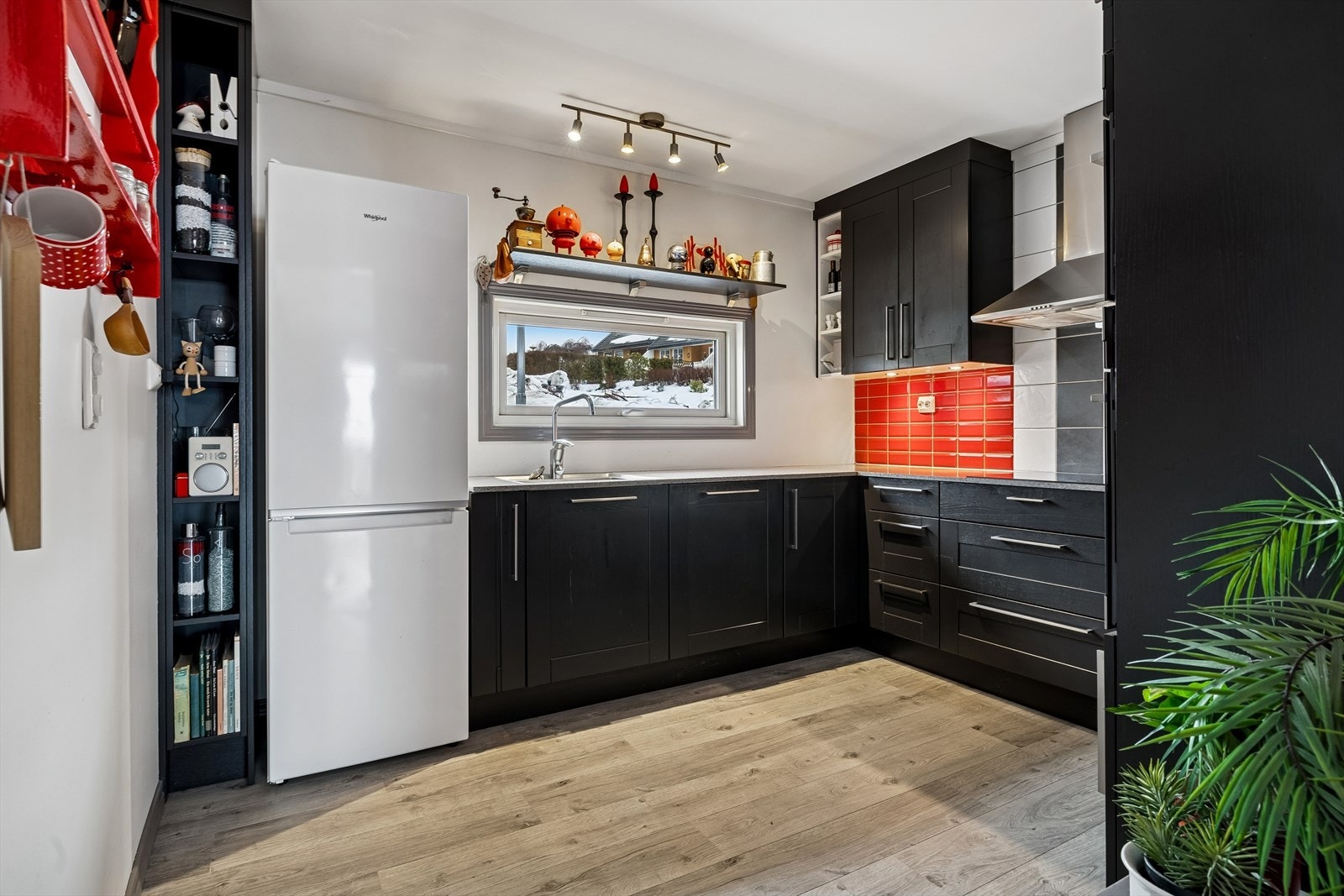 Praktisk kjøkken med god skap- og benkeplass. Galleribilde